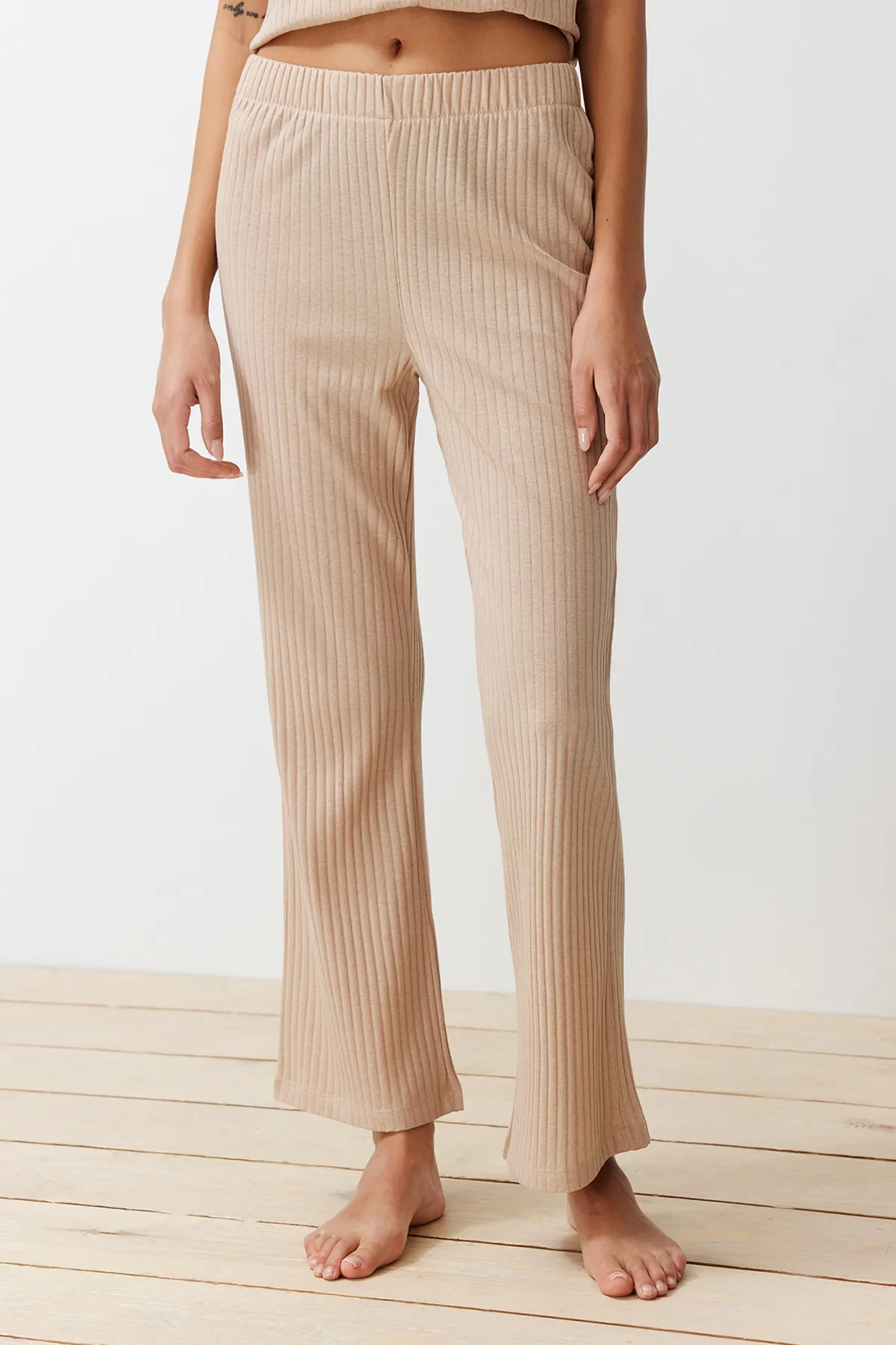 Trendyol Collection  Beige gestricktes Pyjama-Set mit Kordelkragen und detailliertem Muster THMSS24PT00234