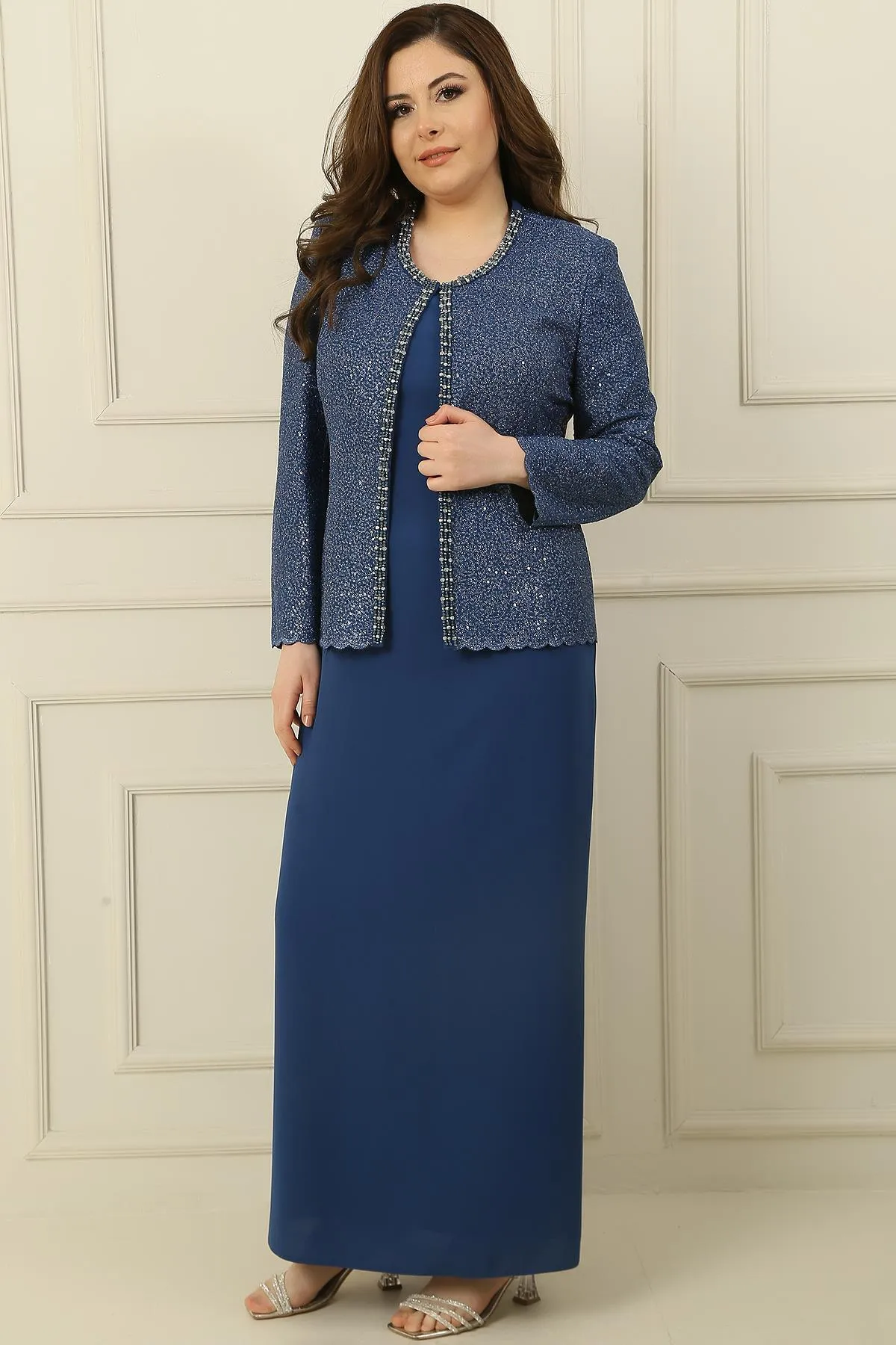By Saygı  2-teiliges Set mit Kragen, Steinfutter, langem Kreppkleid und Paillettenjacke in Übergröße