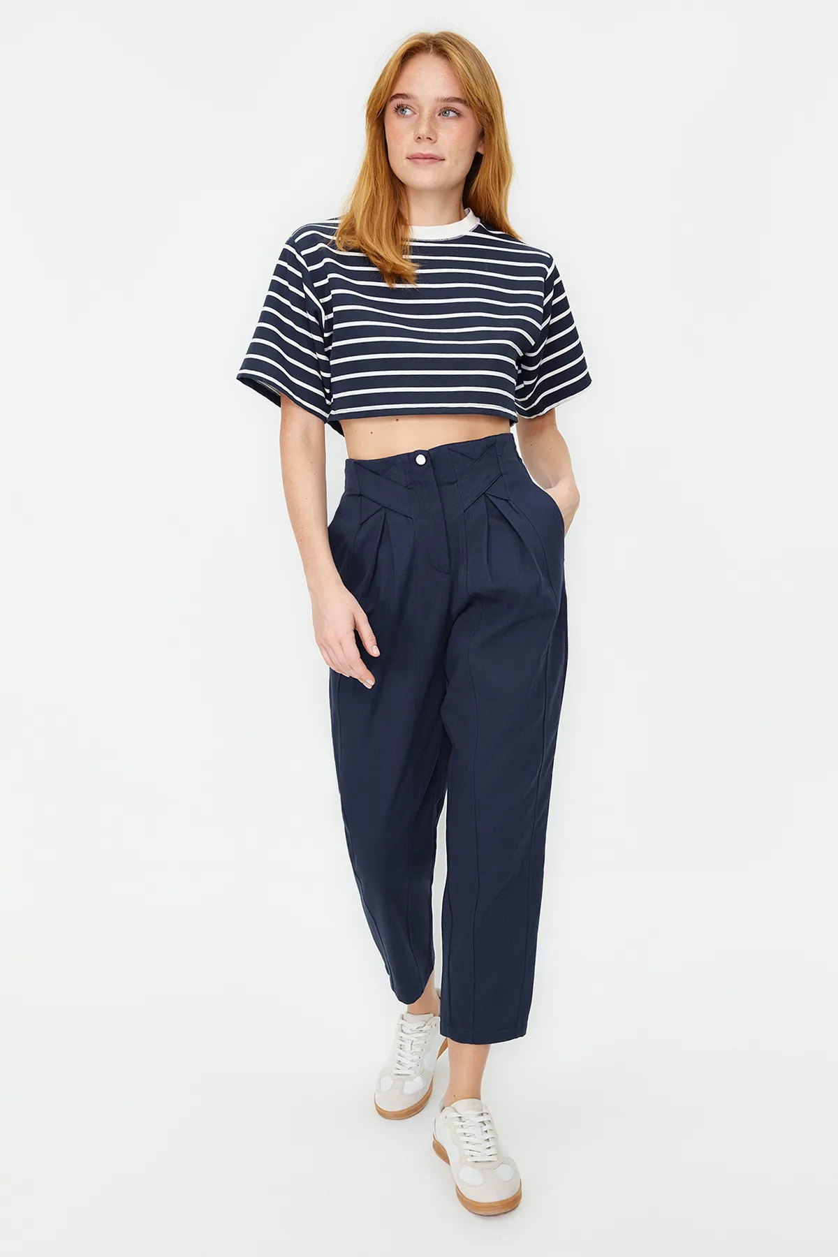 Trendyol Collection  Marineblaue, gewebte Hose aus Baumwolle mit Karottenmuster und detaillierten Streifen TWOAW22PL0342