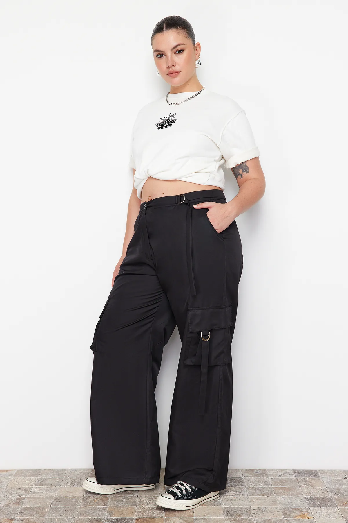 Trendyol Curve  Schwarze Fallschirm-Webhose mit weitem Bein TBBAW24AR00010