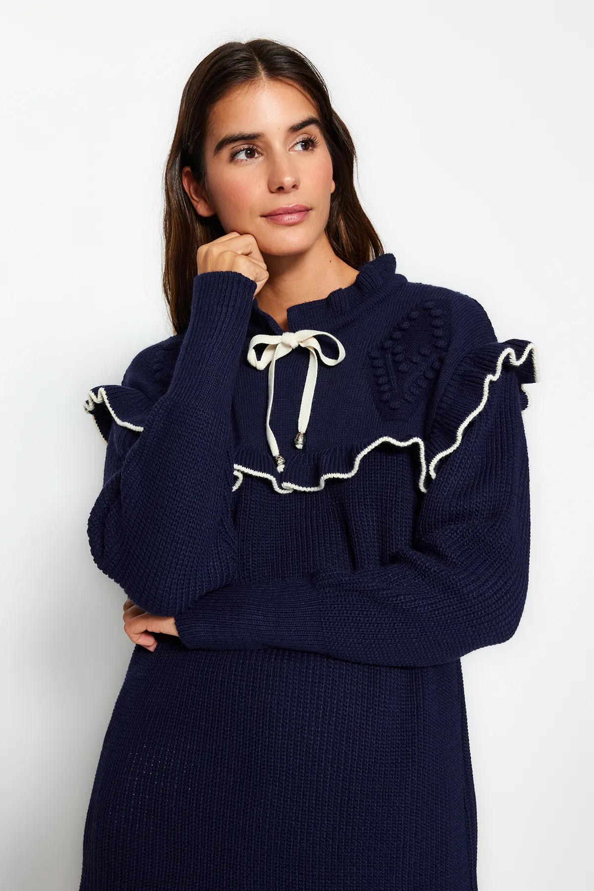 Trendyol Modest  Marineblauer, cremefarbener Strickpullover mit Paspelierung TCTAW24AK00171