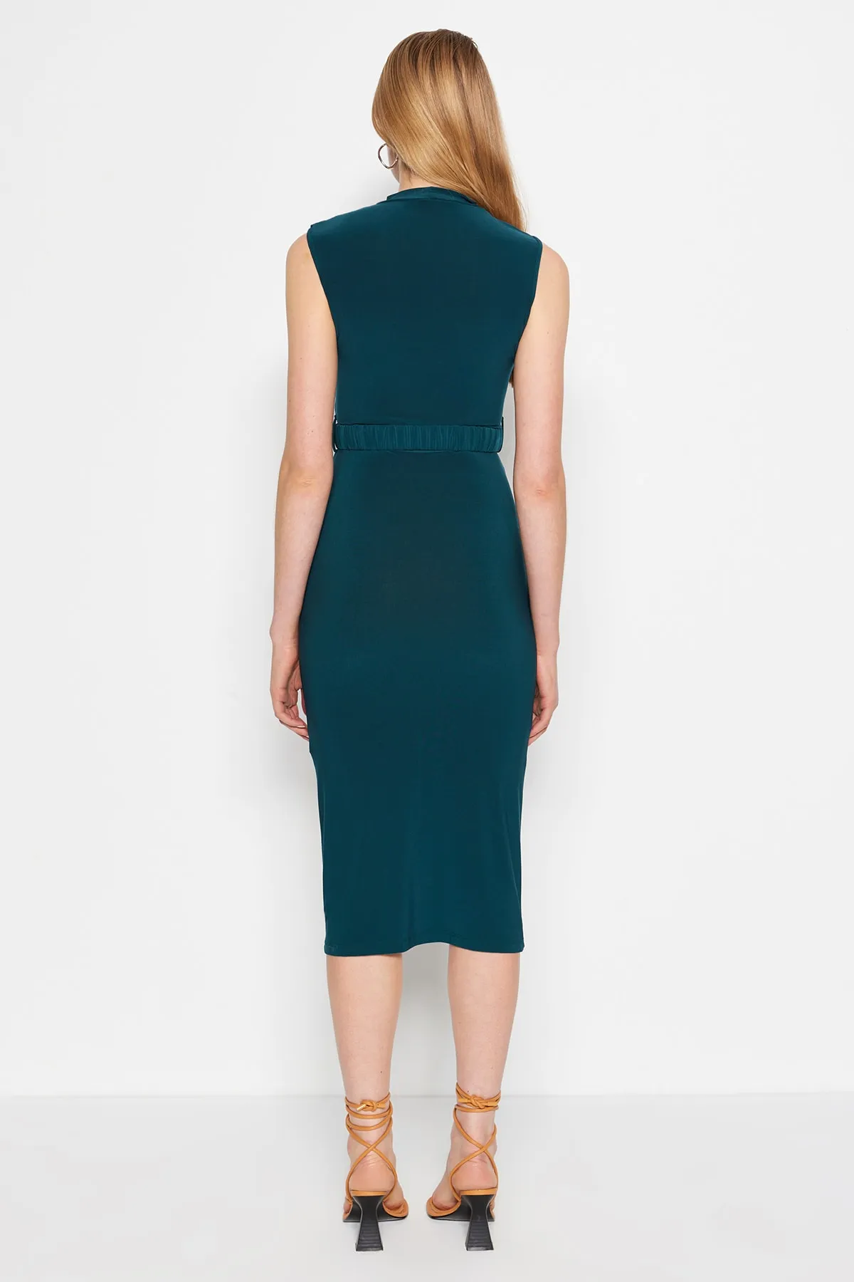 Trendyol Collection  Smaragdgrünes, figurbetontes, ärmelloses, drapiertes Midi-Bleistiftkleid aus flexiblem Strick mit Gürtel TWOSS22EL0756