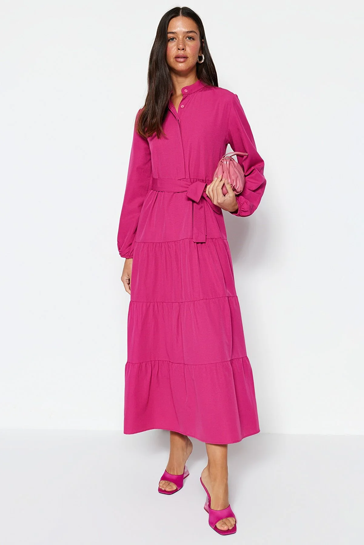 Trendyol Modest  Dunkelrosa gewebtes Kleid mit Gürtel, Chief-Kragen und Knopfdetail TCTSS21EL3343