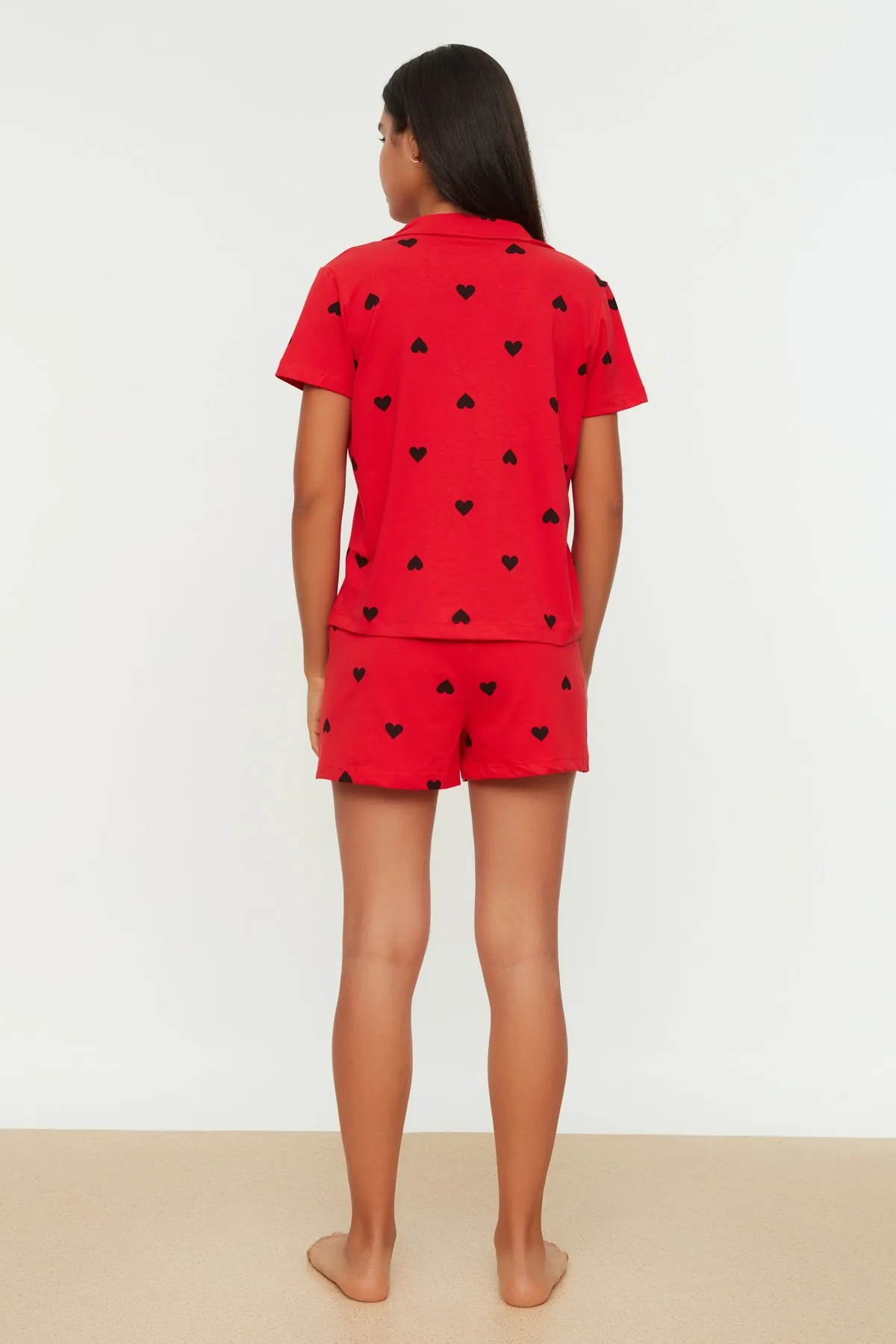 Trendyol Collection  Rotes, gestricktes Pyjama-Set mit Hemd und Shorts aus 100 % Baumwolle mit Herzmuster THMSS21PT0756