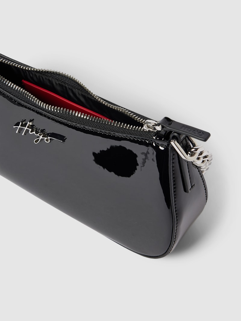 Handtasche mit Label-Detail Modell 'CHRIS' in schwarz