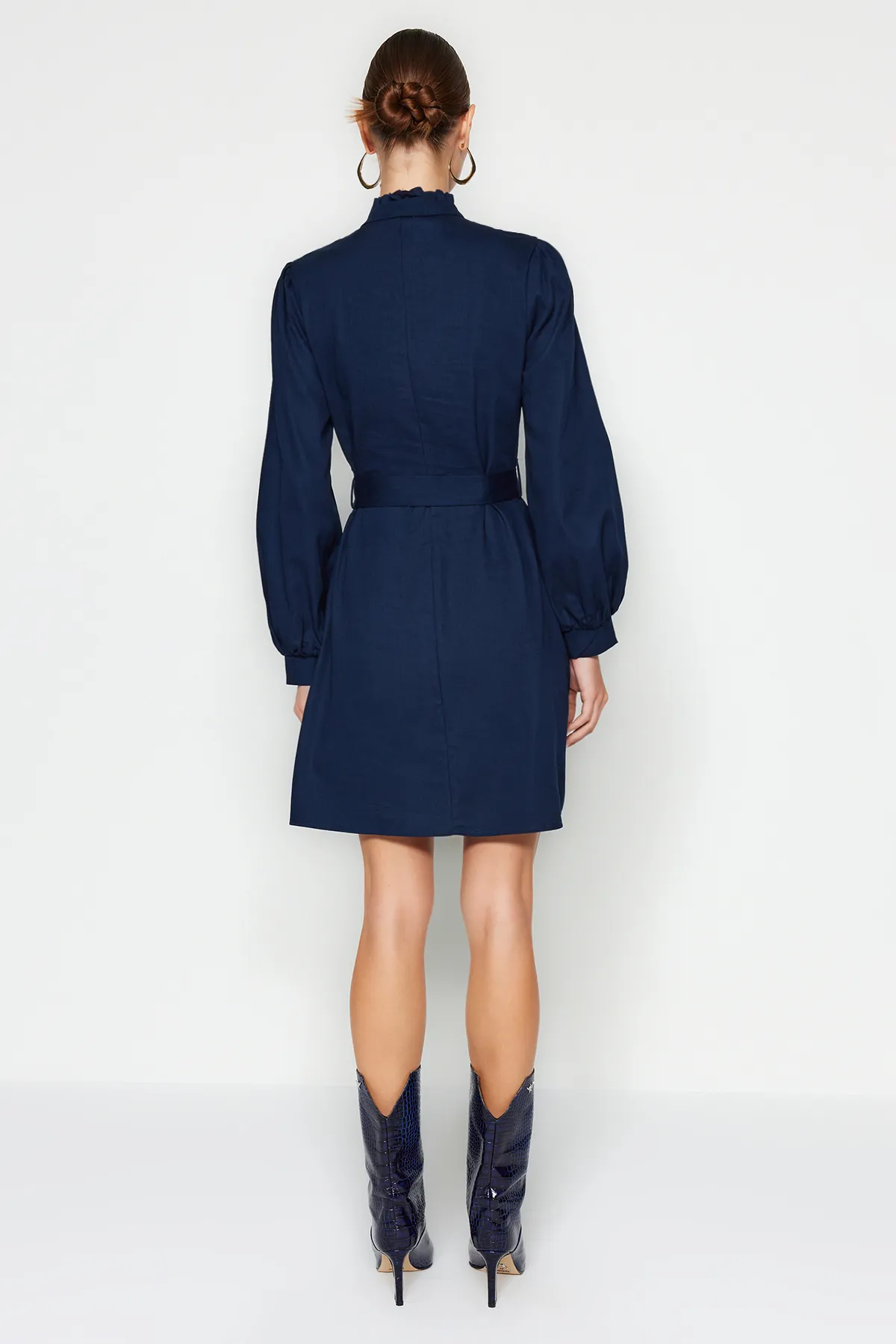 Trendyol Collection  Marineblaues Webkleid mit hohem Kragen TWOAW22EL1346