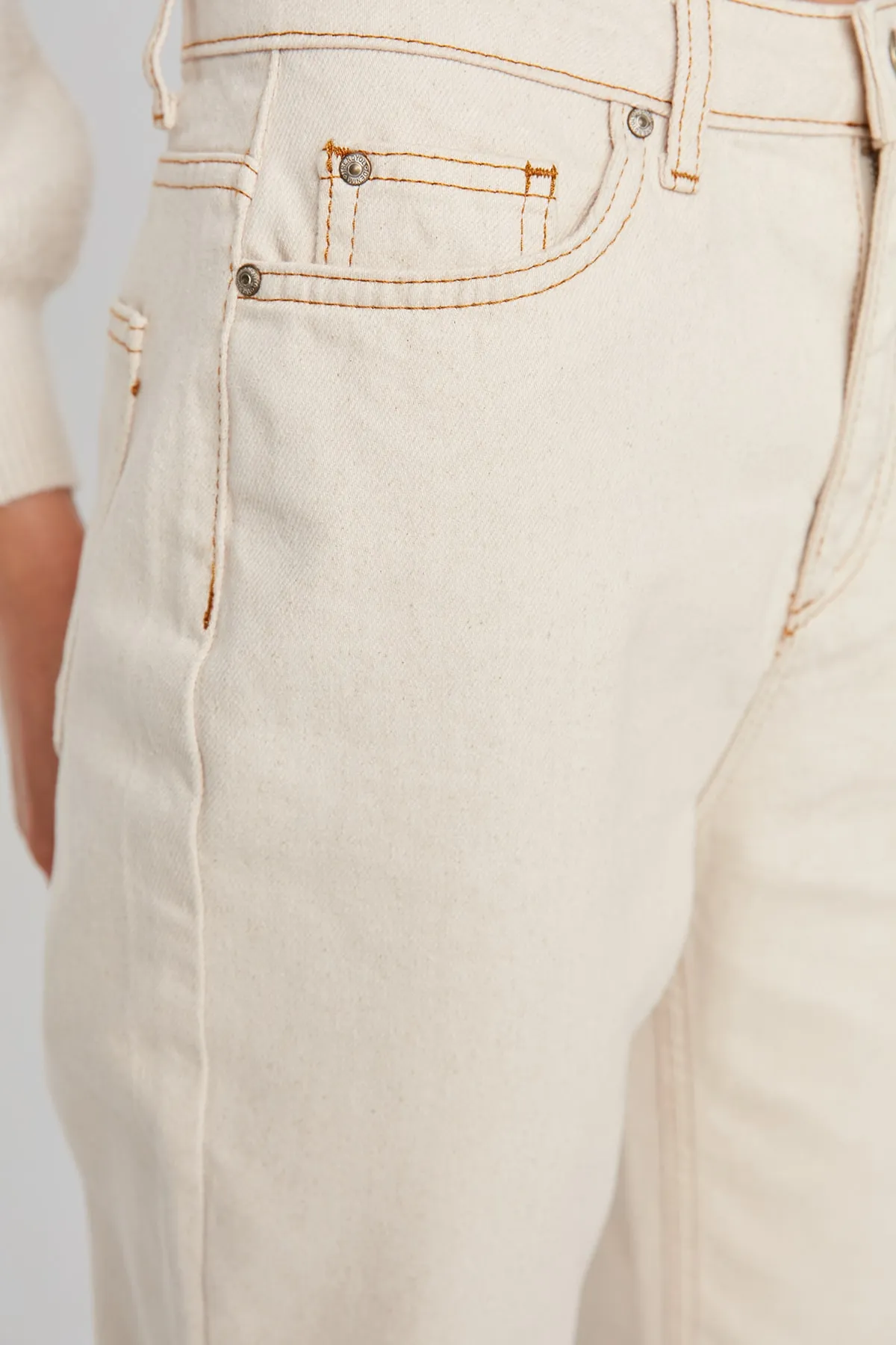 Trendyol Collection  Ecrufarbene Mom-Jeans mit hoher Taille TWOSS20JE0200