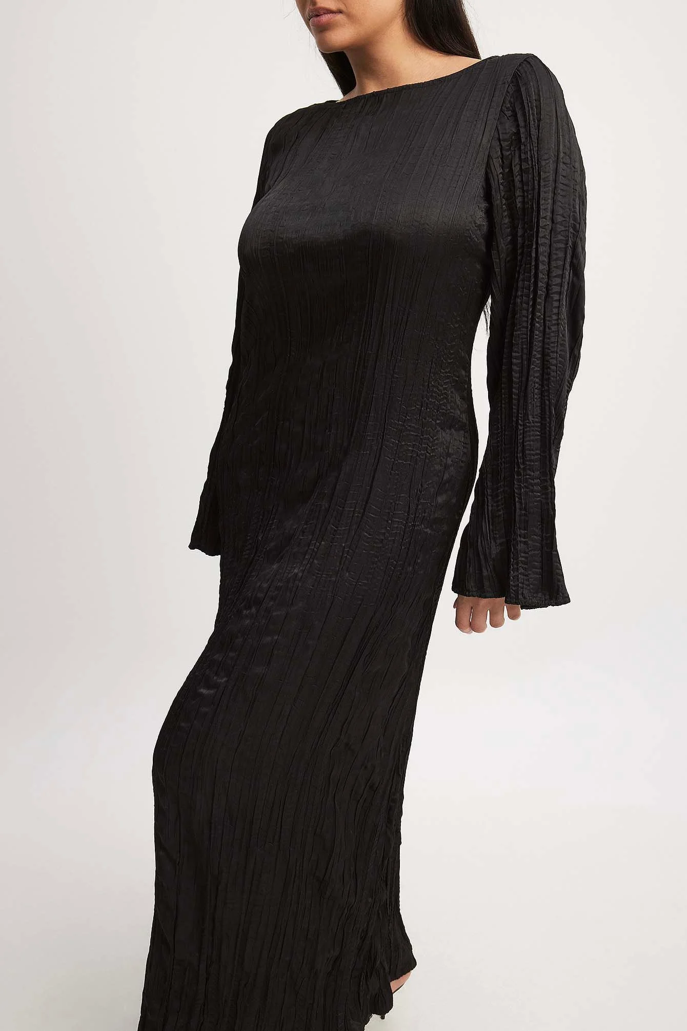 Maxikleid in Knitteroptik mit langen Ärmeln und offenem Rücken