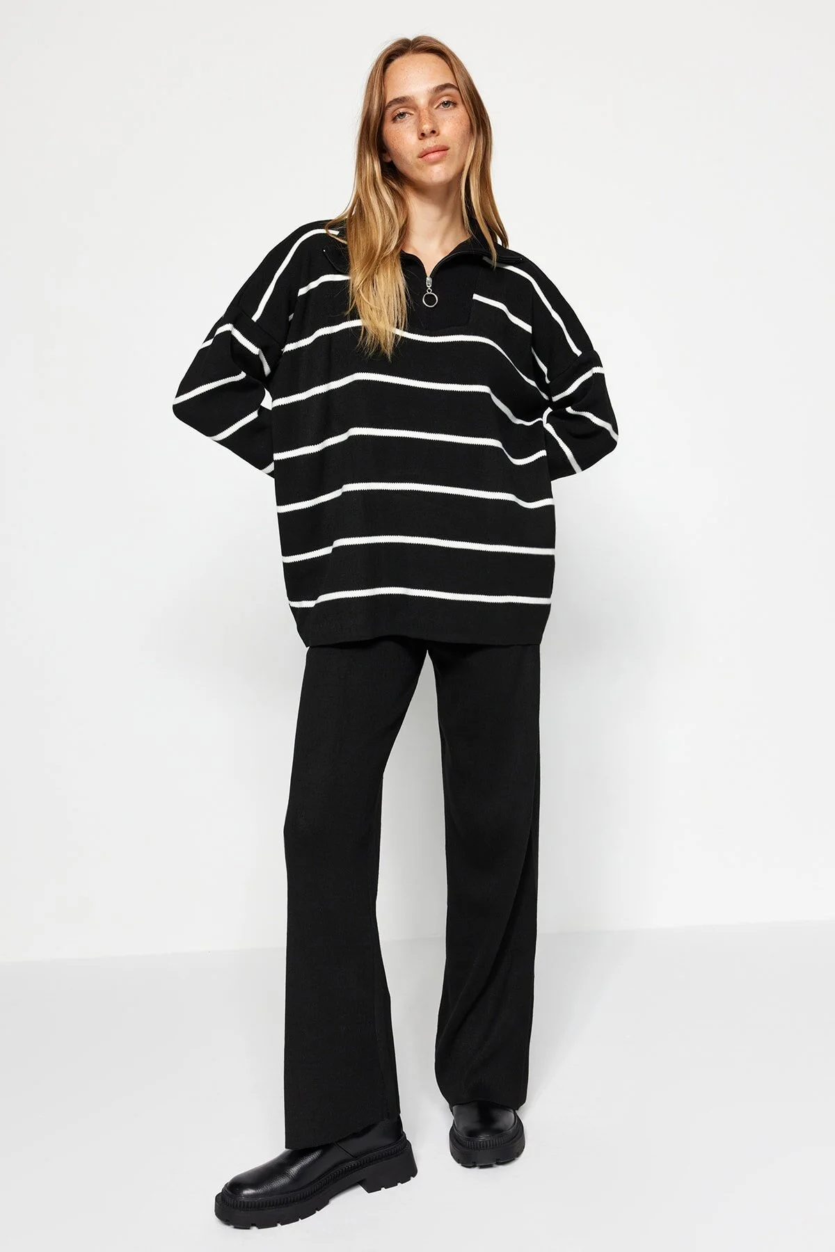 Trendyol Collection  Schwarzes Strickoberteil und -unterteil im weiten Schnitt TWOAW24AU00025