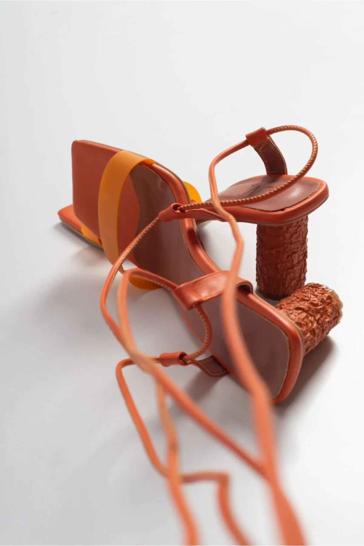 LuviShoes  Orangefarbene Damensandalen mit schmalem Absatz
