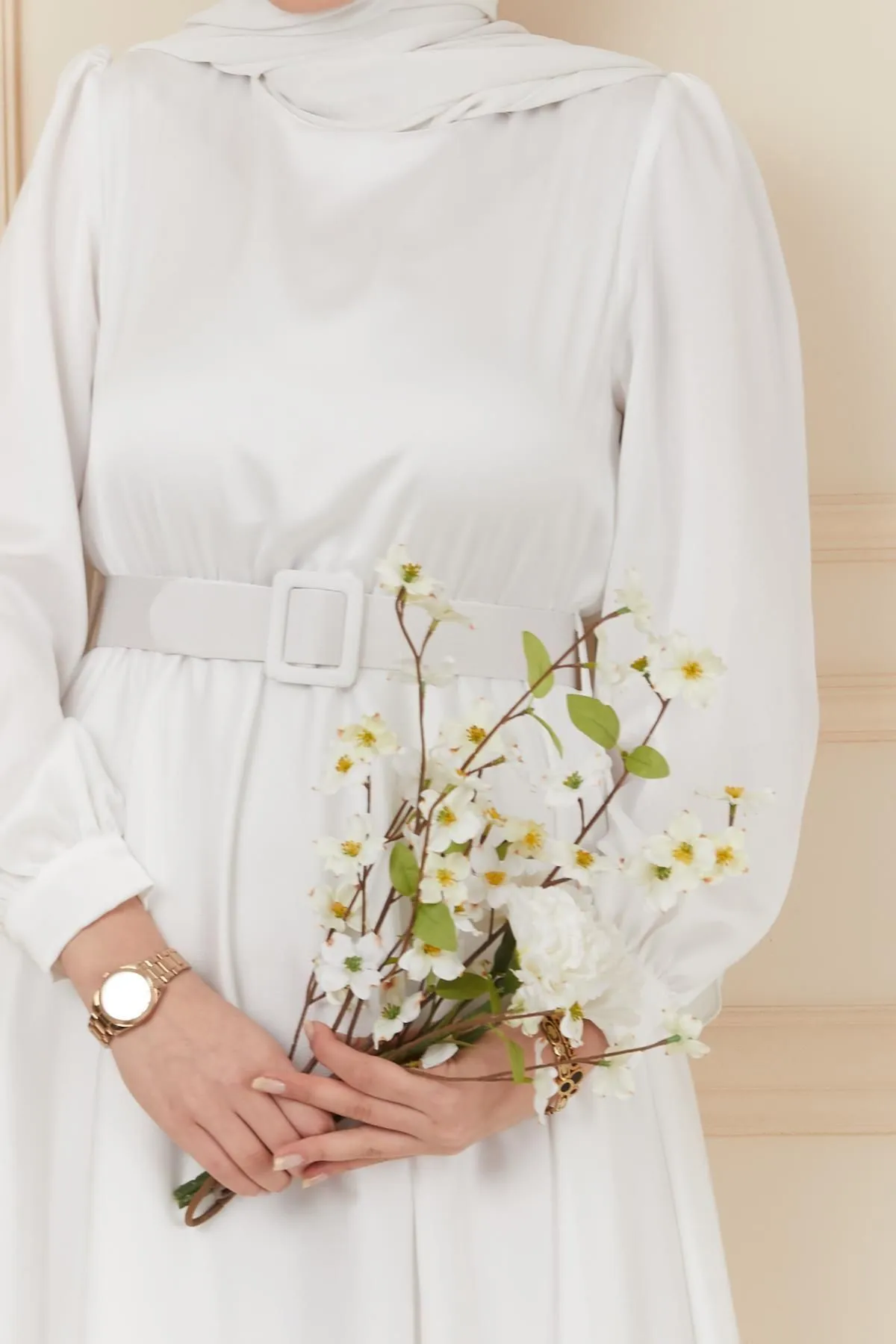 Olcay  Ausgestelltes Abendkleid mit Gürtelzubehör Ecru 1602