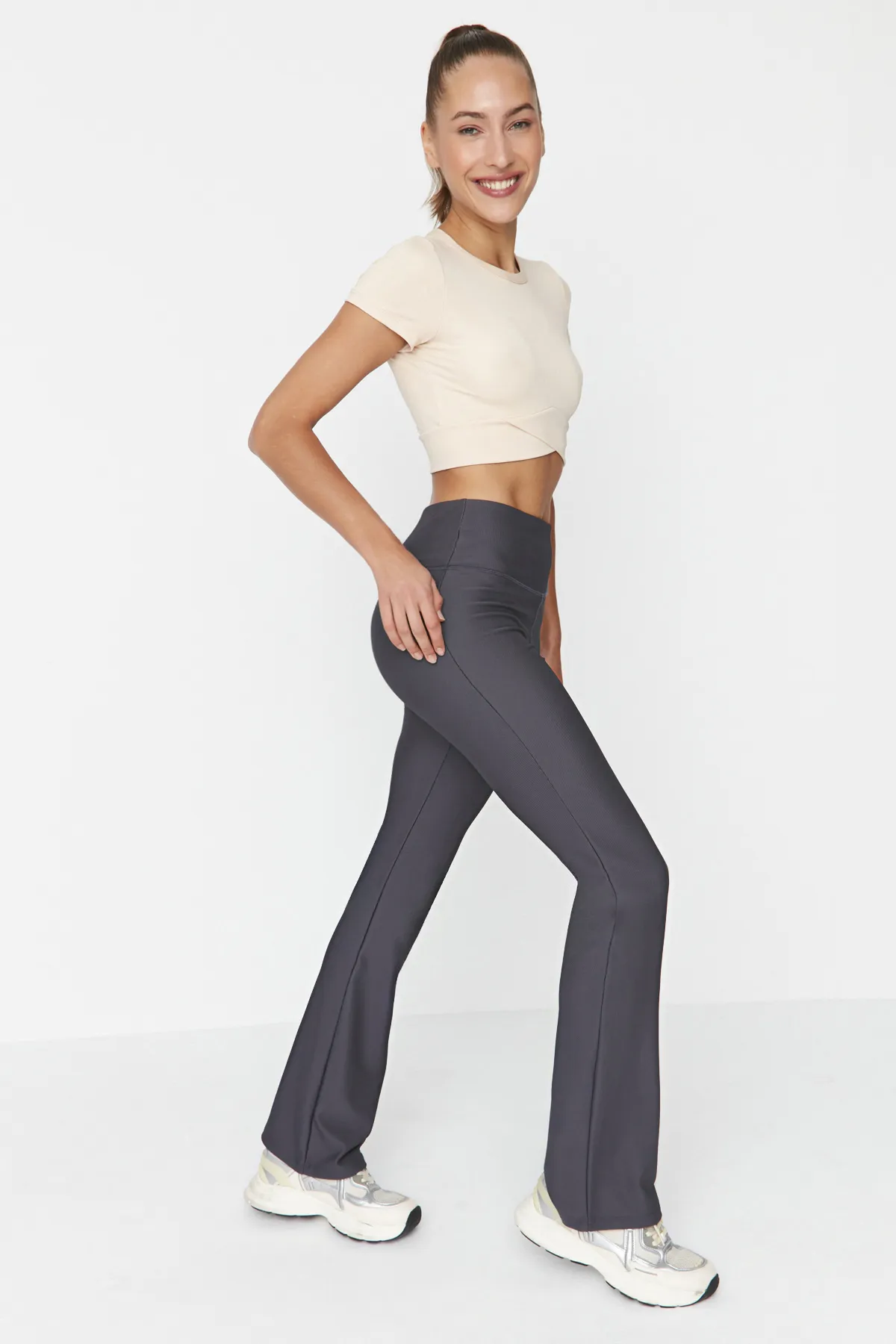 Trendyol Collection  Dunkelanthrazitfarbene, schnurgebundene, gestrickte Yoga-Sportstrumpfhose mit spanischen Beinen TWOAW23TY00011