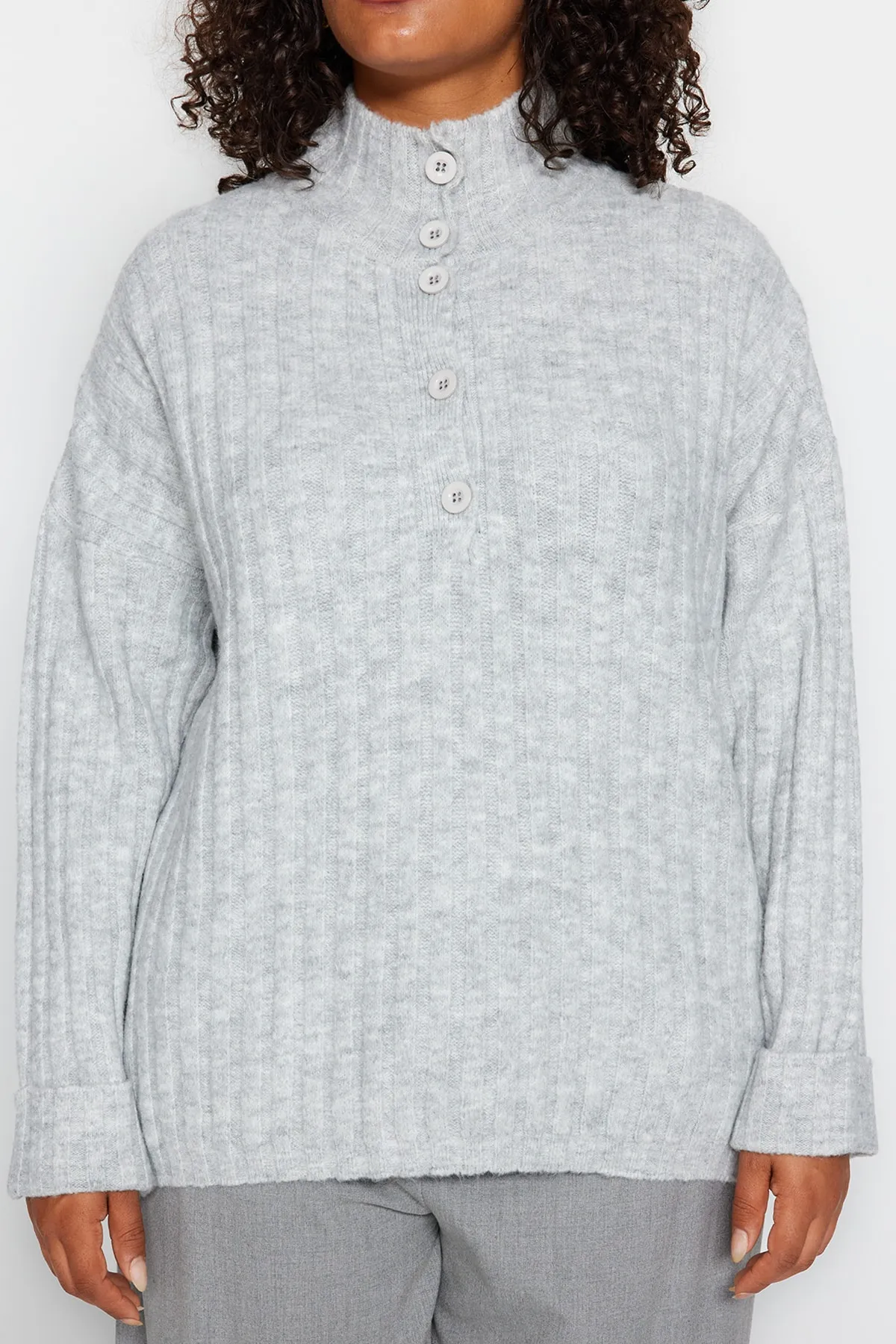 Trendyol Curve  Graue Strickjacke mit Knopfverschluss