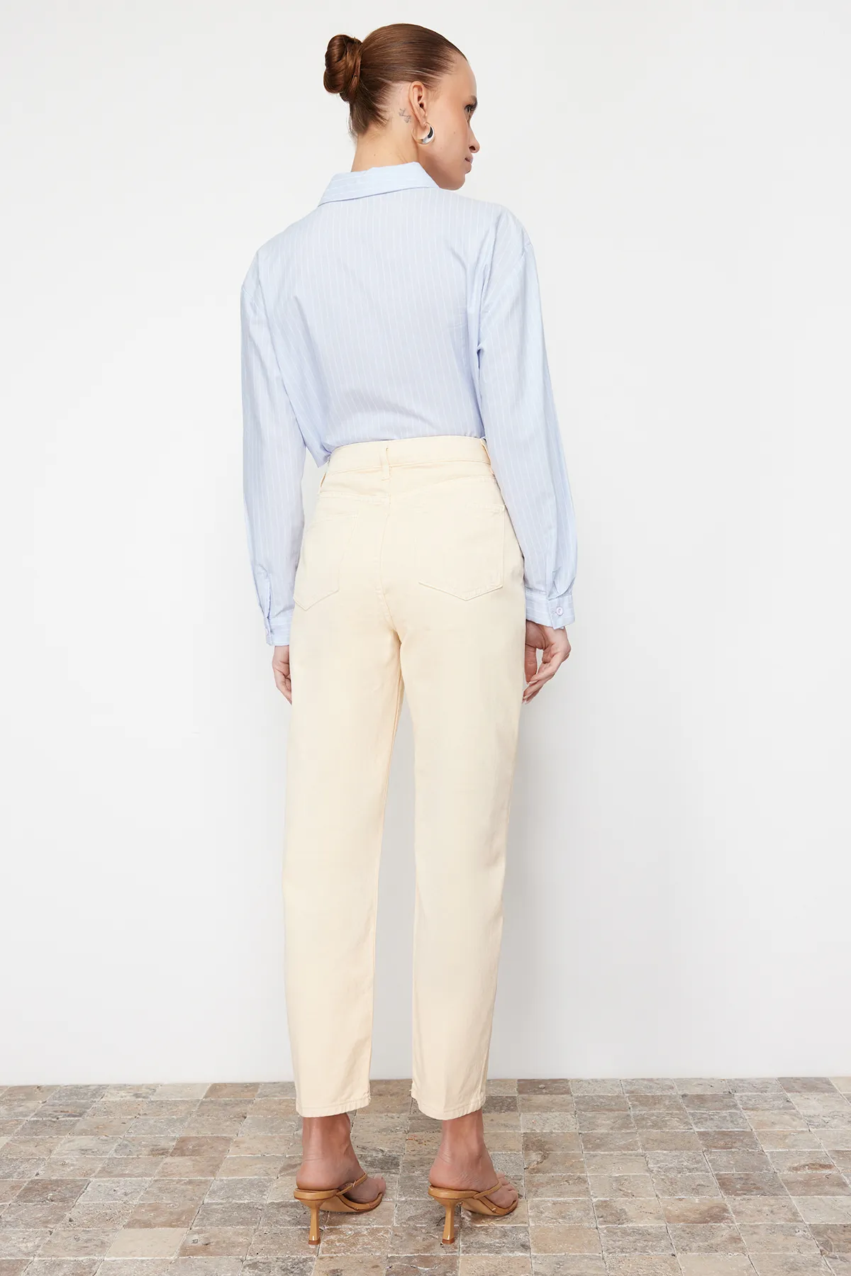 Trendyol Collection  Beige Mom-Jeans mit hoher Taille TWOAW24JE00076