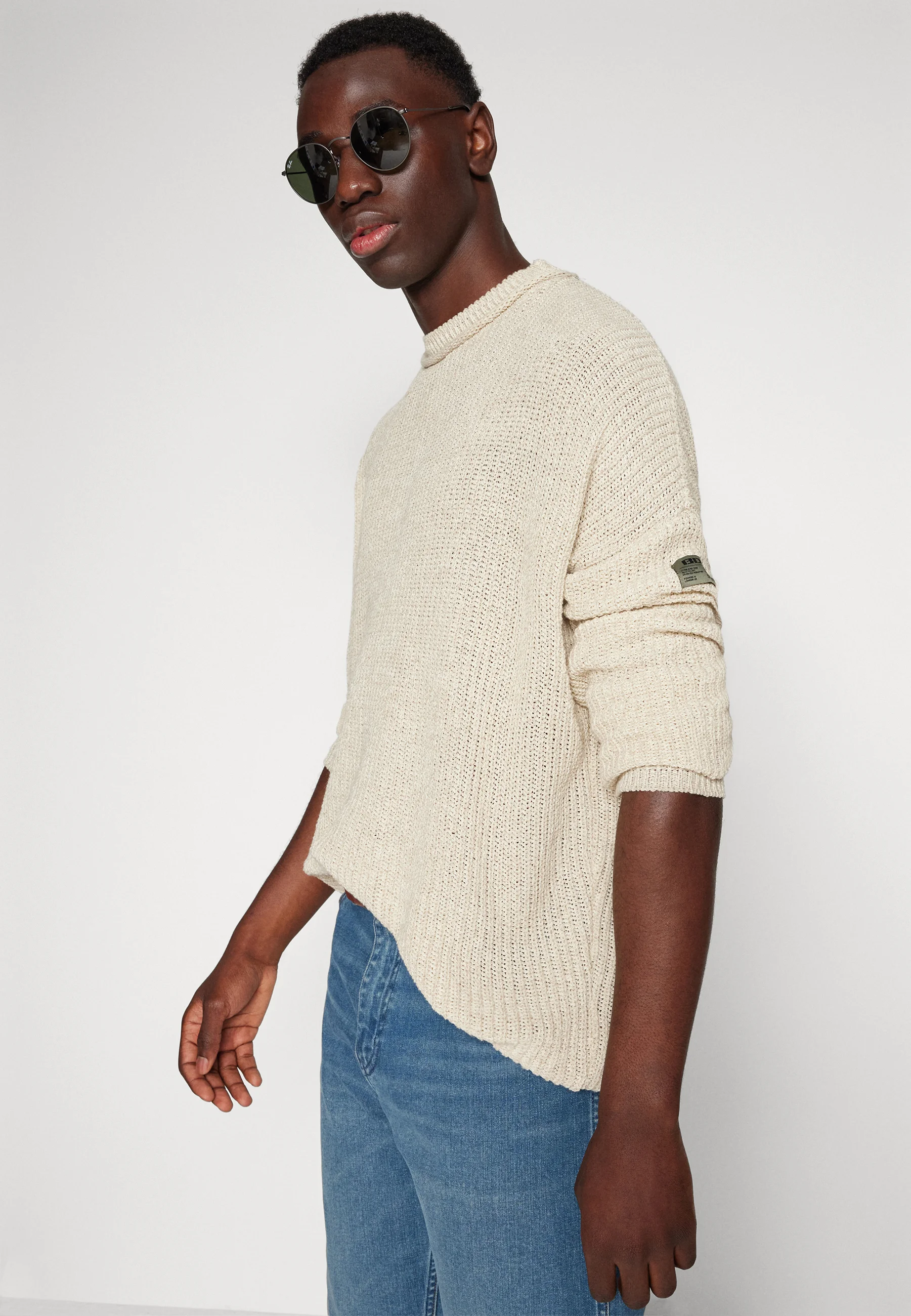 Suéter con cuello redondo trenzado de BDG Urban Outfitters