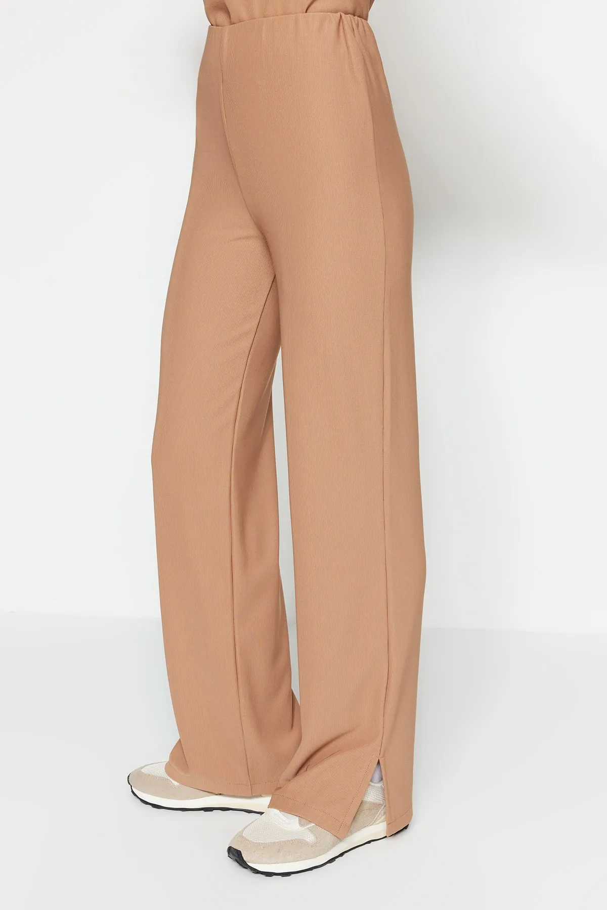 Trendyol Modest  Kamelfarbenes Strickset aus Tunika und Hose mit Rundhalsausschnitt TCTSS23US00063