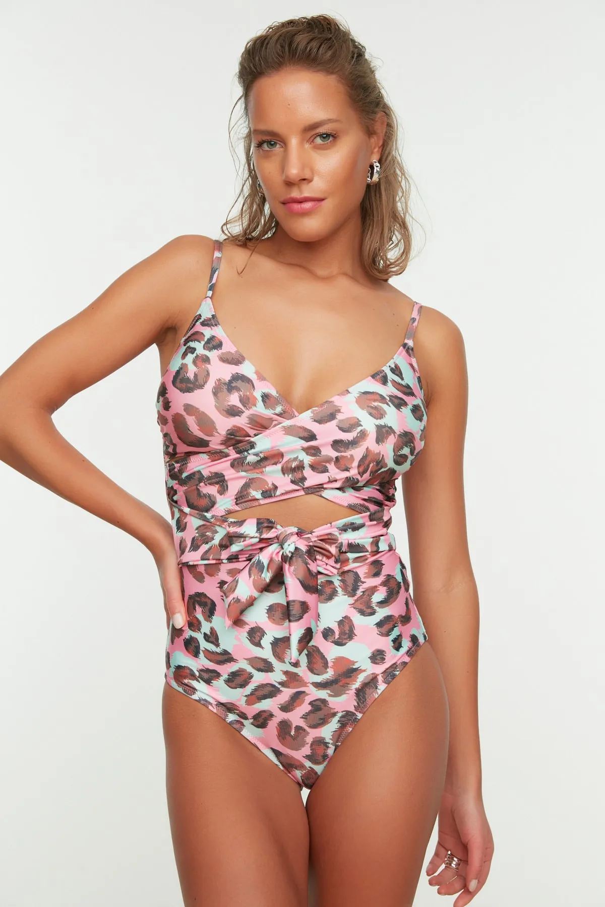 Trendyol Collection  Zweireihiger, gebundener Hipster-Badeanzug mit Tiermuster TBESS21MA0040