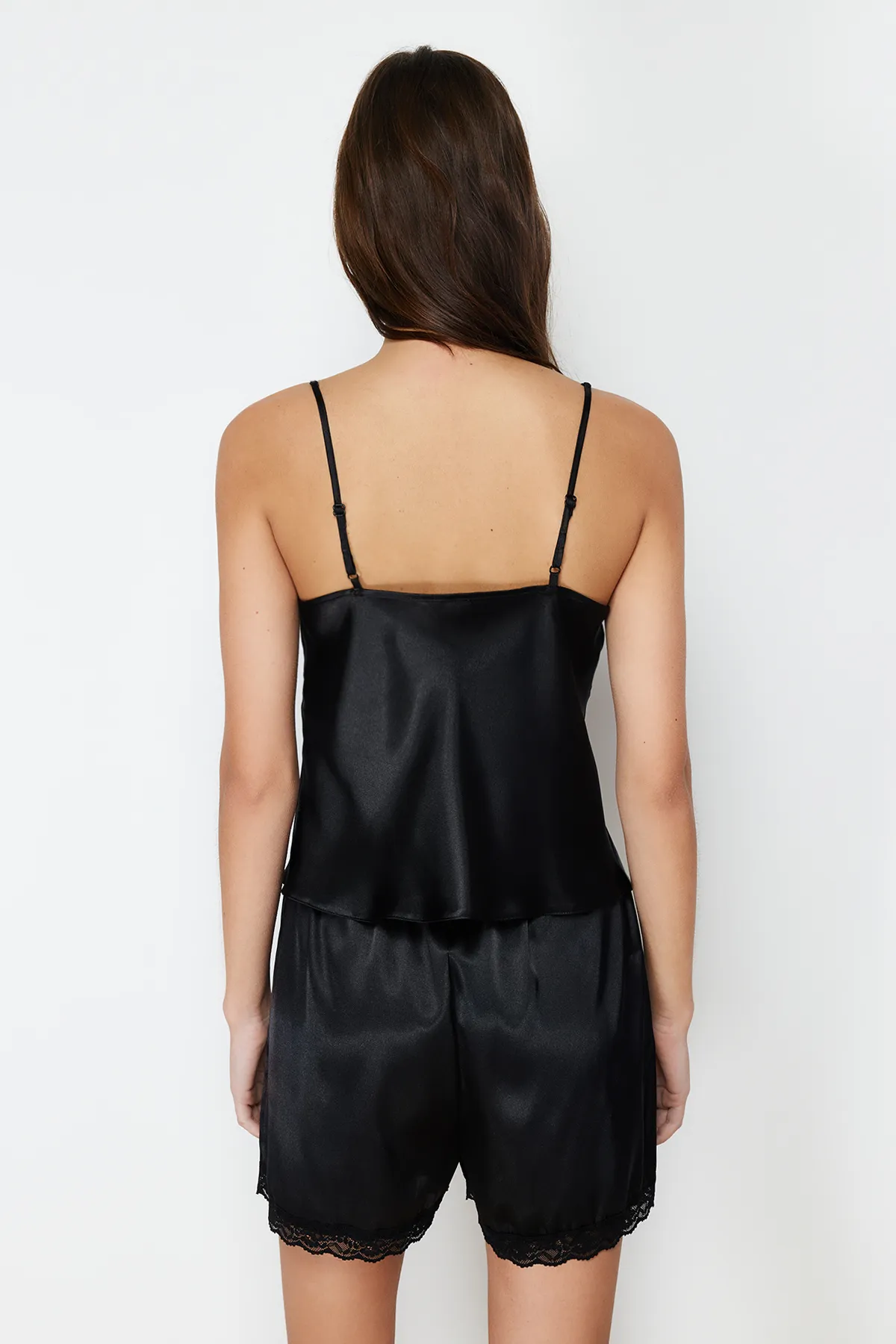 Trendyol Collection  Schwarzes Pyjama-Set aus gewebtem Satin mit Ketten- und Spitzendetail THMSS24PT00110