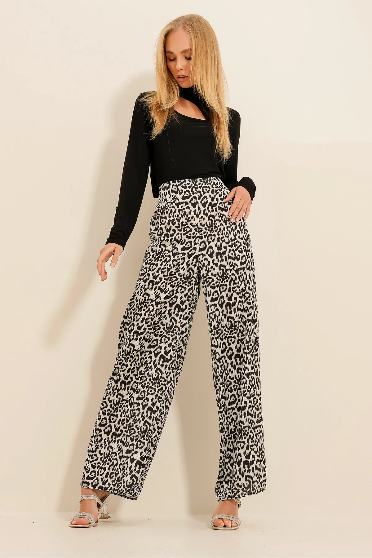Trend Alaçatı Stili  Graue Palazzo-Webhose mit elastischem Leopardenmuster hinten für Damen ALC-X11207