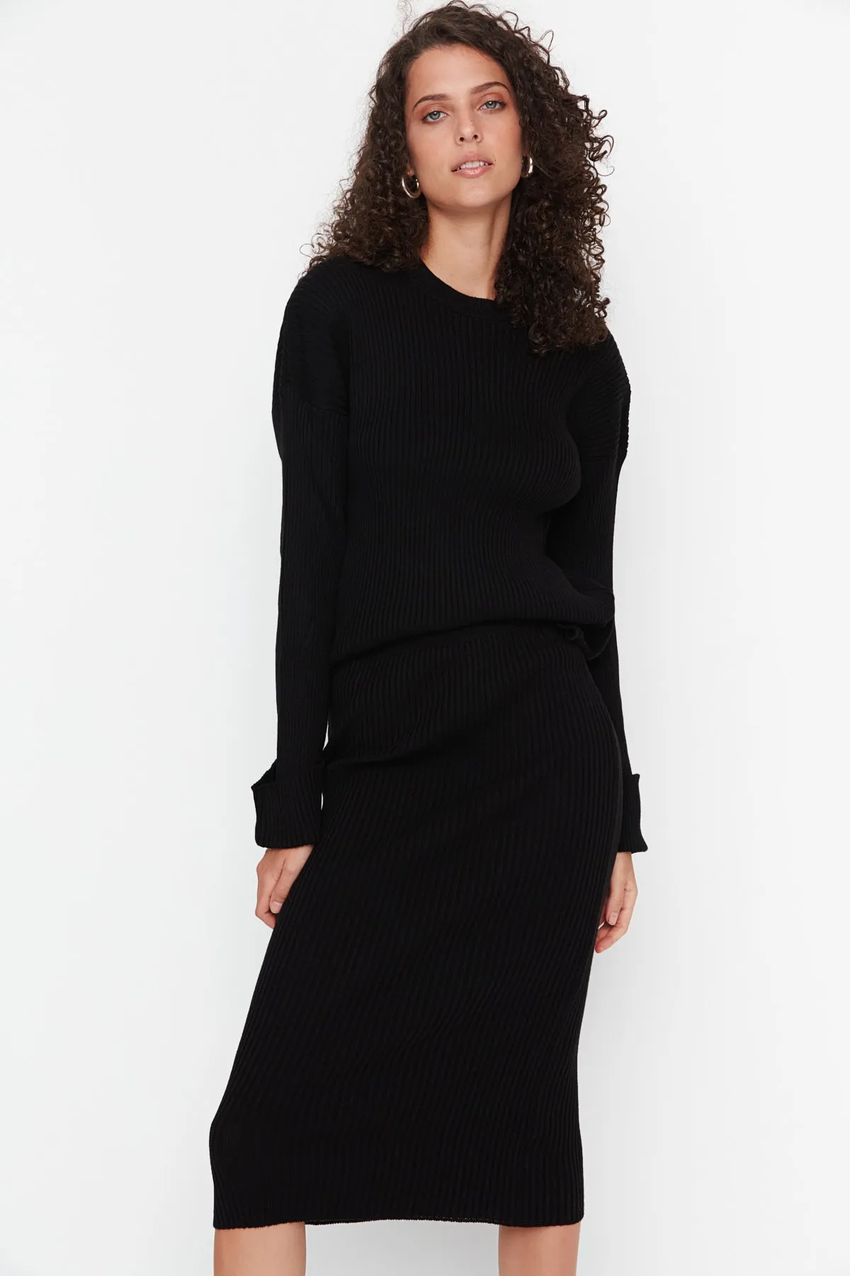 Trendyol Collection  Schwarzes Strickoberteil und -unterteil mit tief ausgeschnittenen Ärmeln TWOAW23AU00086