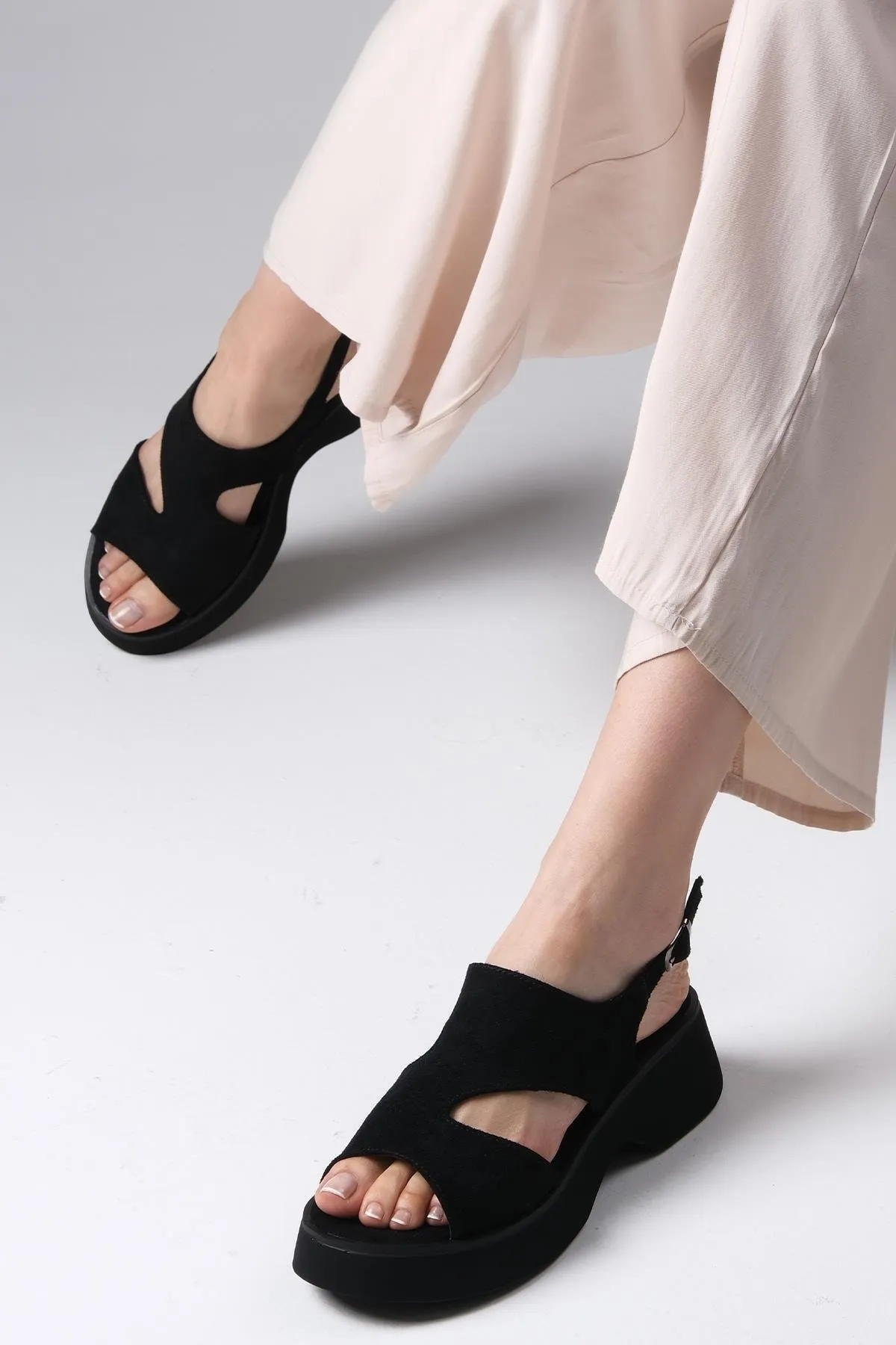 Mio Gusto  Blair Damen-Sandalen mit asymmetrischem Schnitt und dicker Sohle in Schwarz
