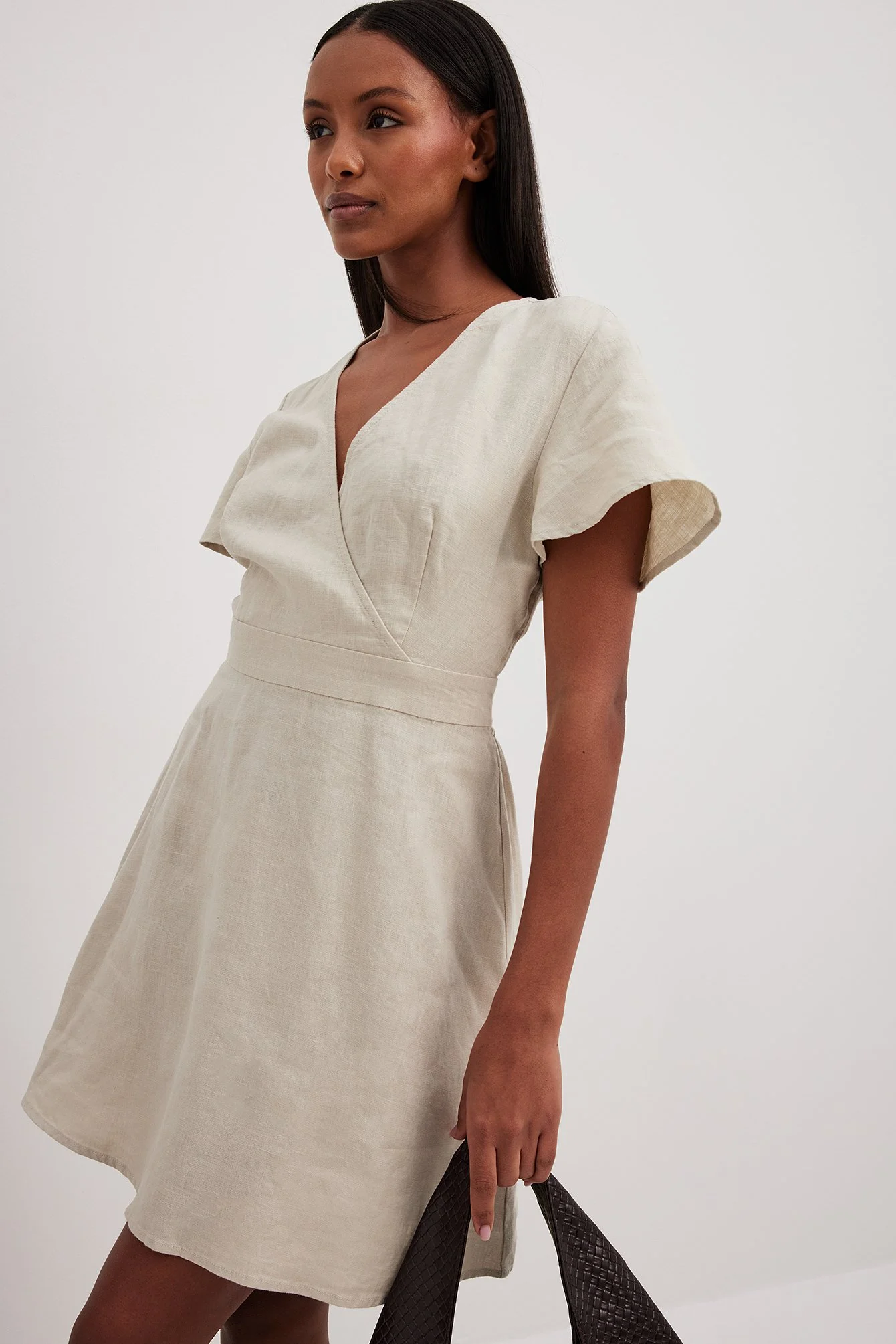 Fließendes Minikleid aus Leinen mit Bindeband hinten