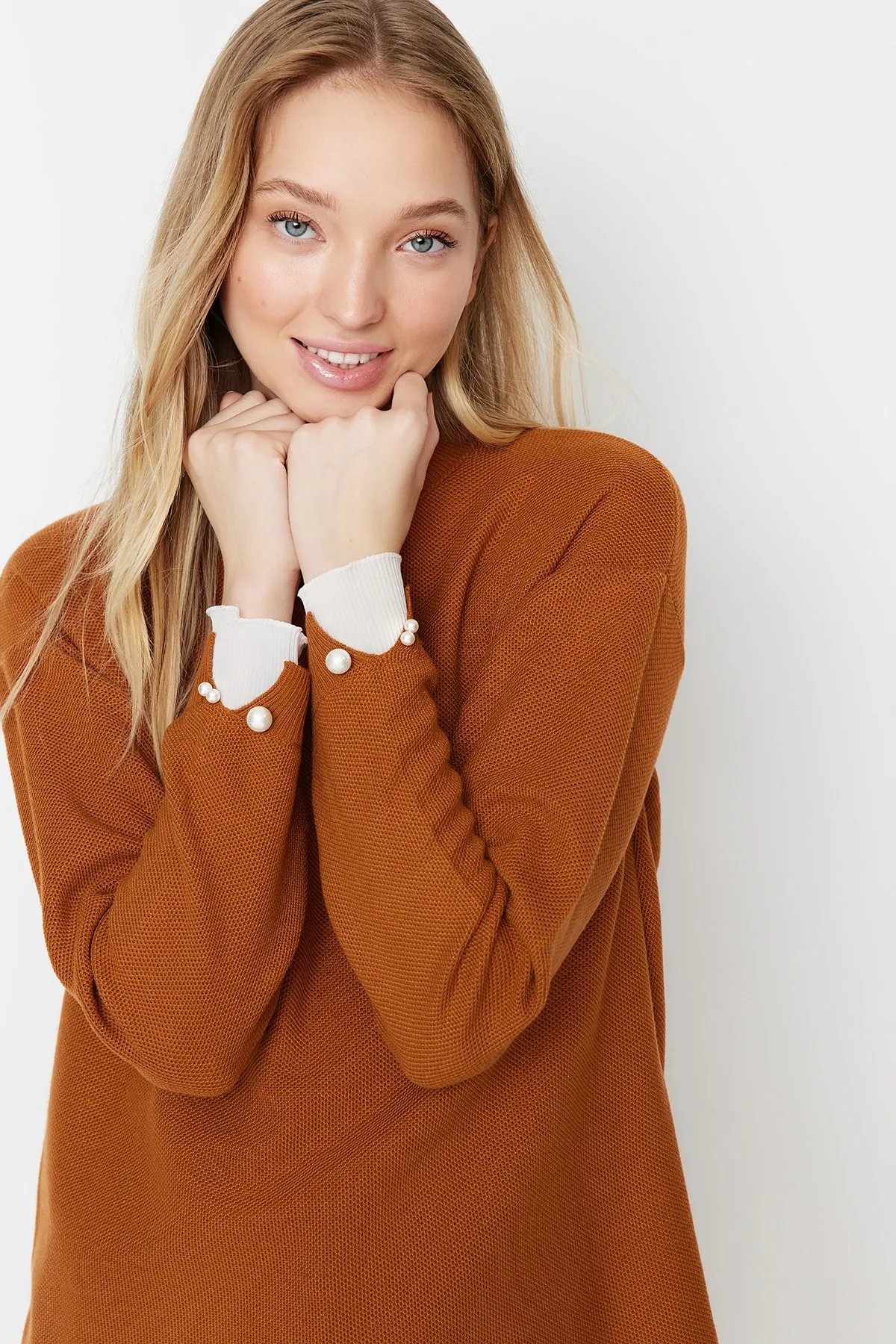Trendyol Modest  Strickpullover mit Perlendetails und Fliesenärmeln TCTAW23AK00027