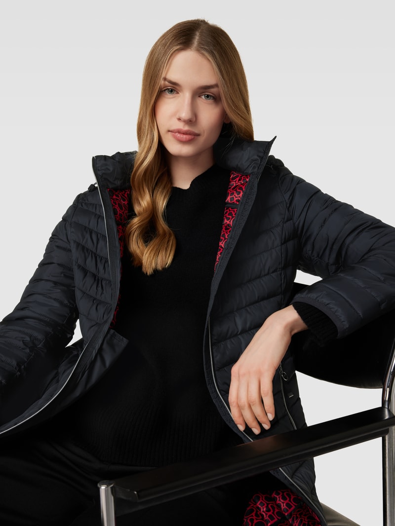 Steppjacke mit Kapuze in schwarz