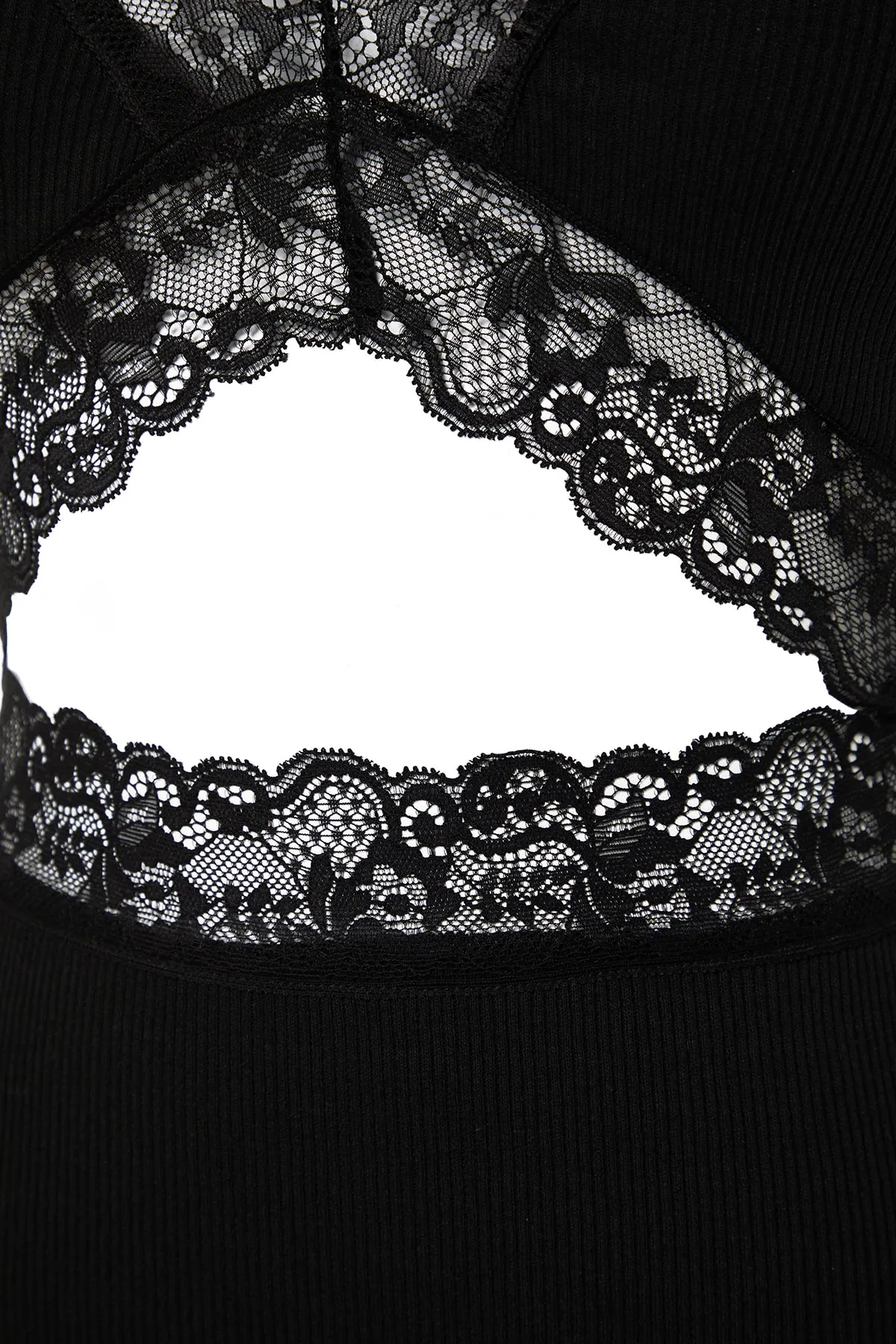 Trendyol Collection  Schwarzes Nachthemd aus geripptem Strick mit Spitzendetails und Trägern THMSS23GC00034