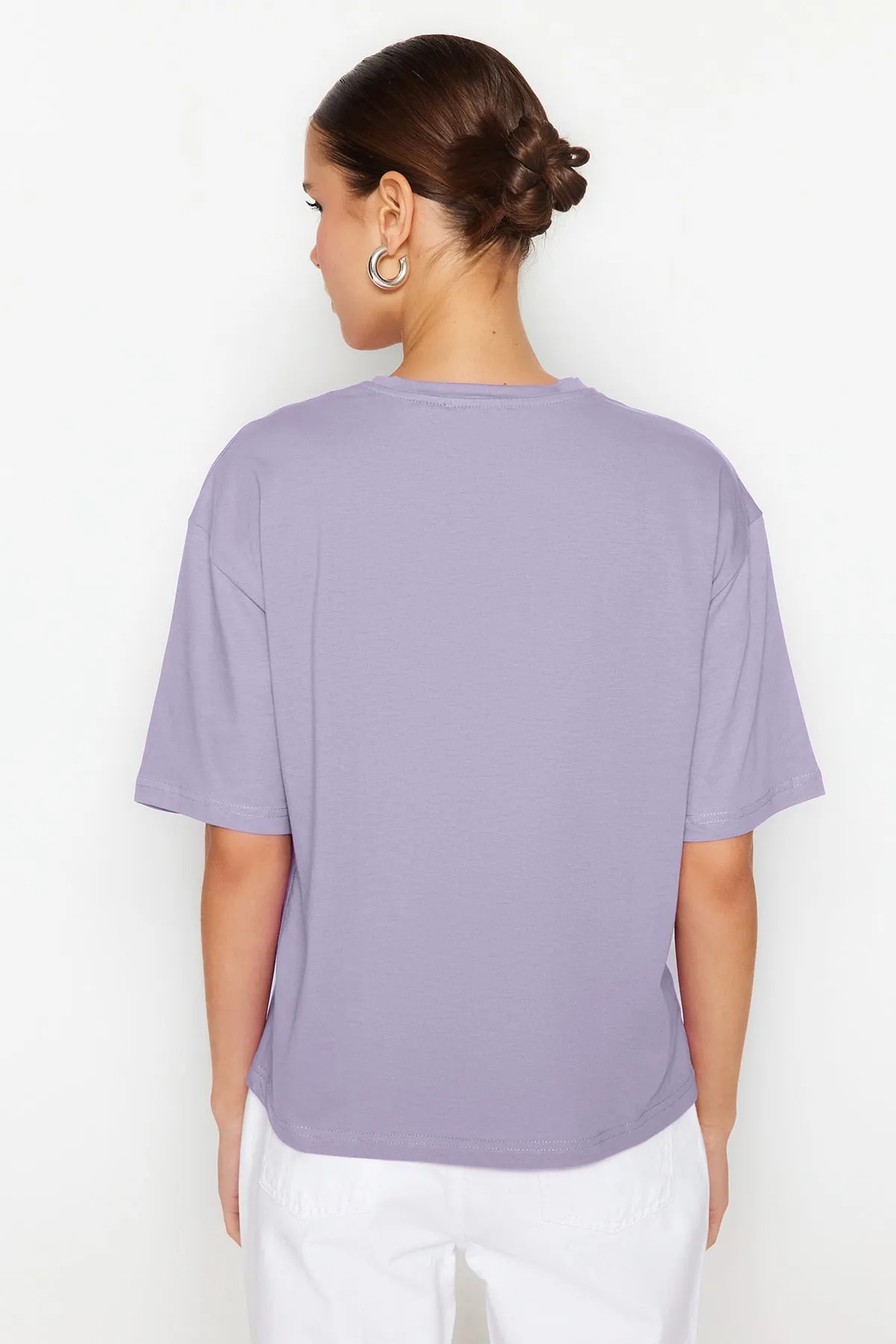 Trendyol Collection  Lilafarbenes Strick-T-Shirt mit Rundhalsausschnitt, Slogan-Aufdruck, 100 % Baumwolle, entspannte/bequeme Passform, TWOSS21TS0316
