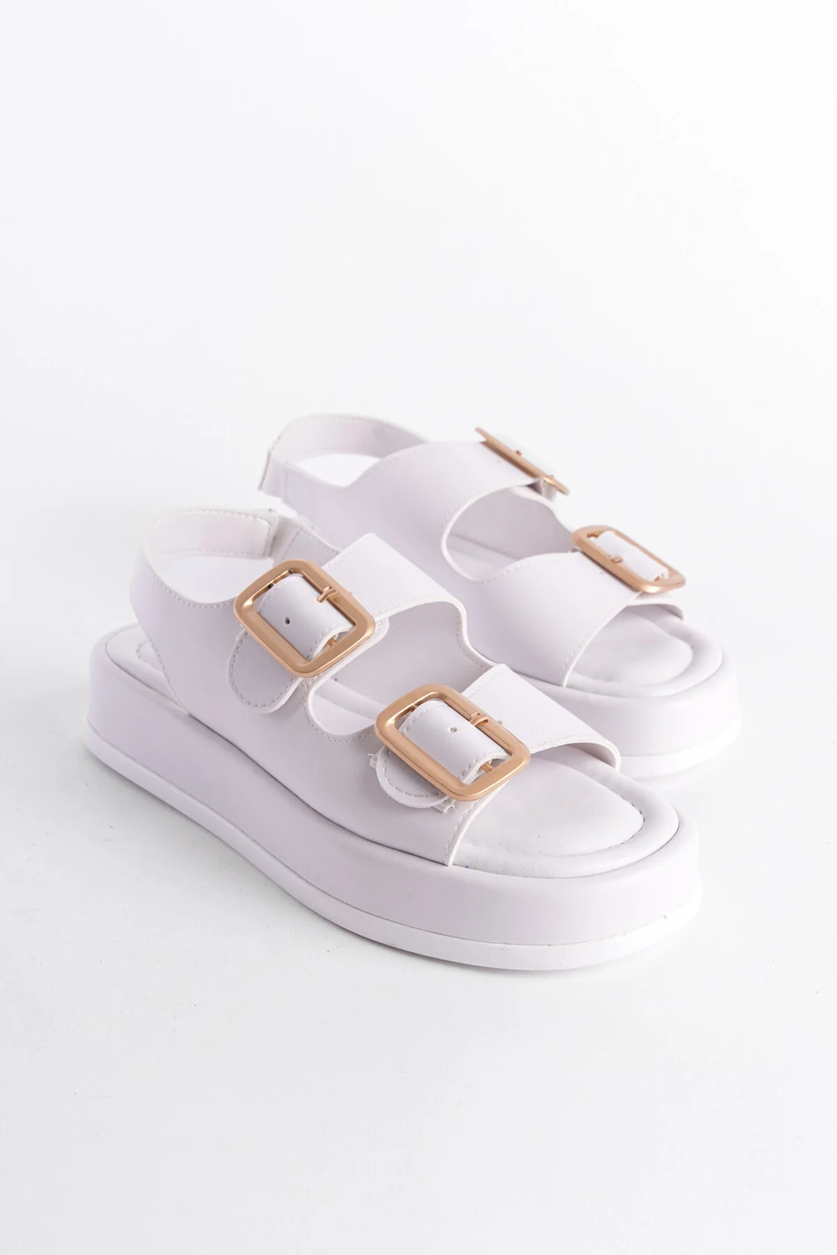 Capone Outfitters  Damensandalen mit Keilabsatz und doppelter Riemenschnalle