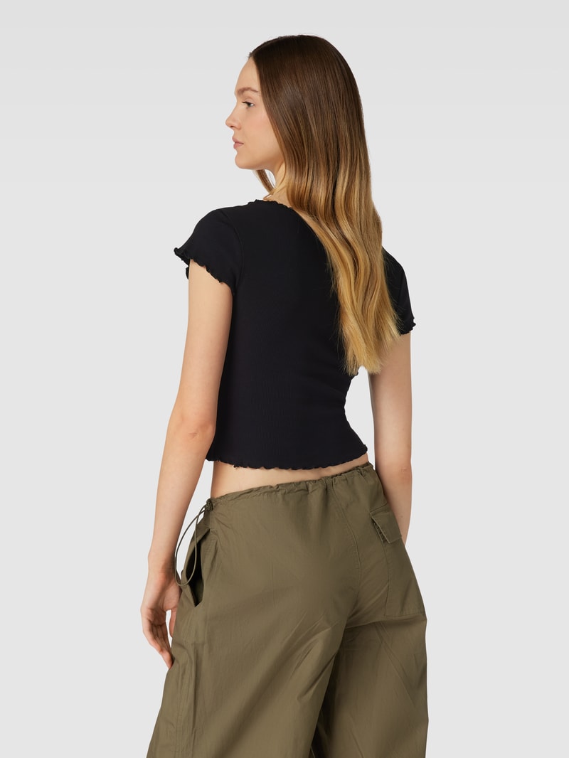 T-Shirt mit Muschelsaum in schwarz