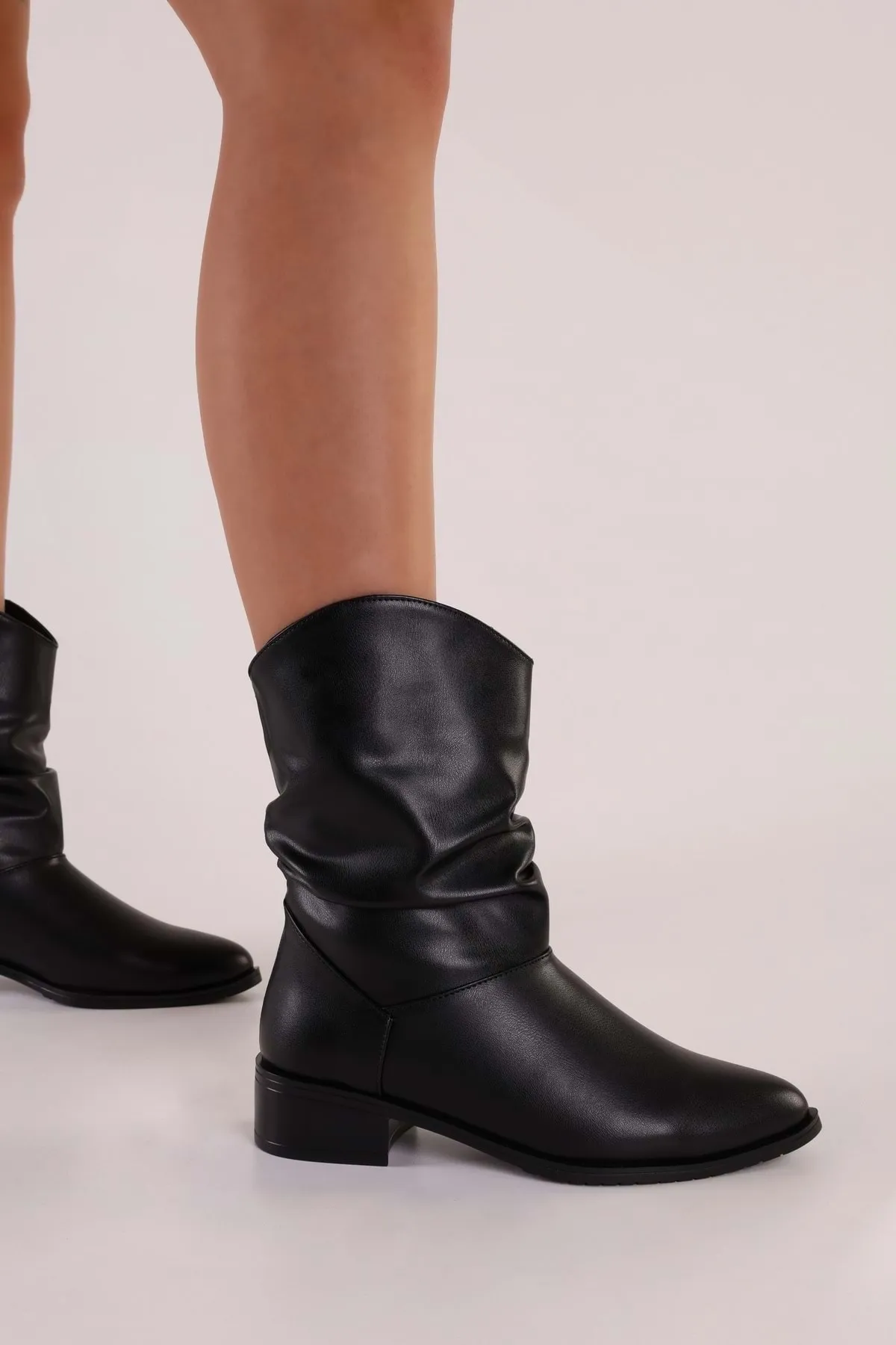 Shoeberry  Damen Archie Black Skin Bellows Stiefel mit flachem Absatz Black Skin