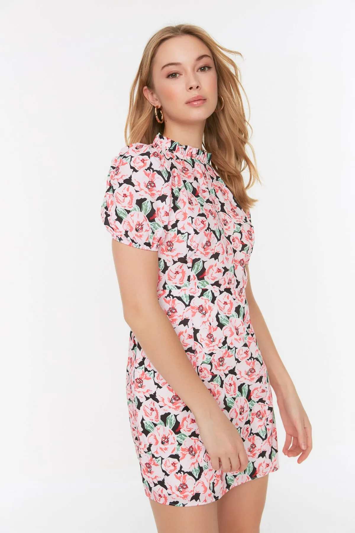 Trendyol Collection  Mehrfarbiges A-Linien-Super-Mini-Kleid aus Webstoff, gefüttert, Stehkragen, Blumendruck TWOSS21EL2880