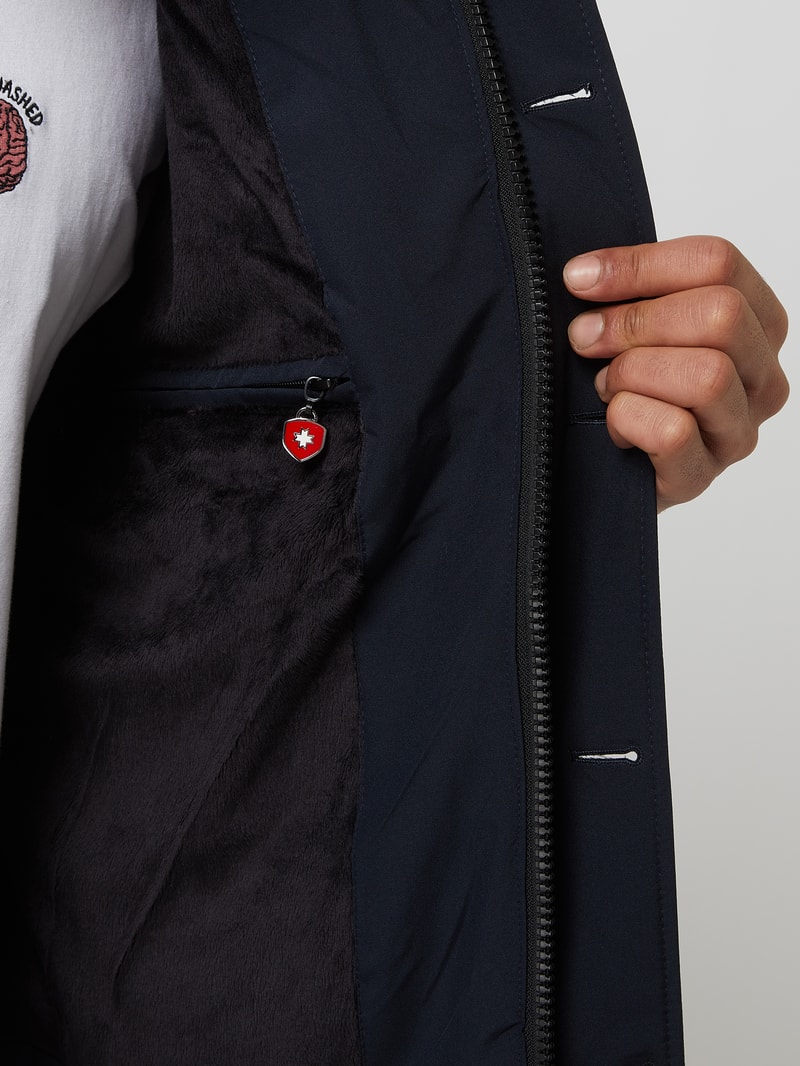 Steppjacke mit Label-Patch in marineblau