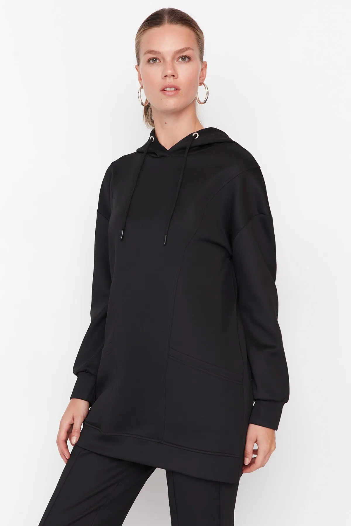 Trendyol Modest  Schwarzes Scuba-Sweatshirt-Hosen-Strickset mit Kapuze und Schlitzdetail TCTAW23US00139