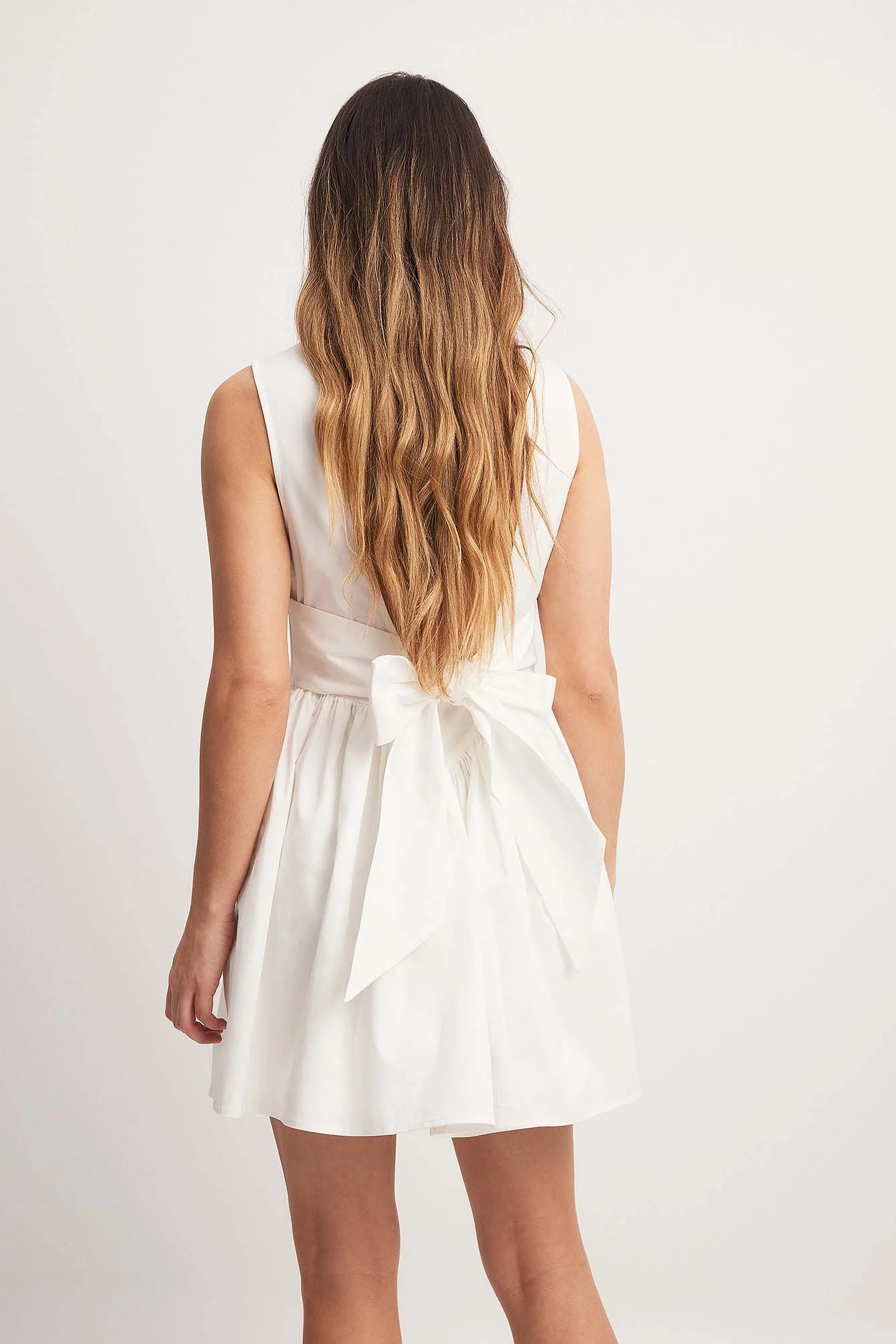 Minikleid mit tiefem Rückenausschnitt und Schleife