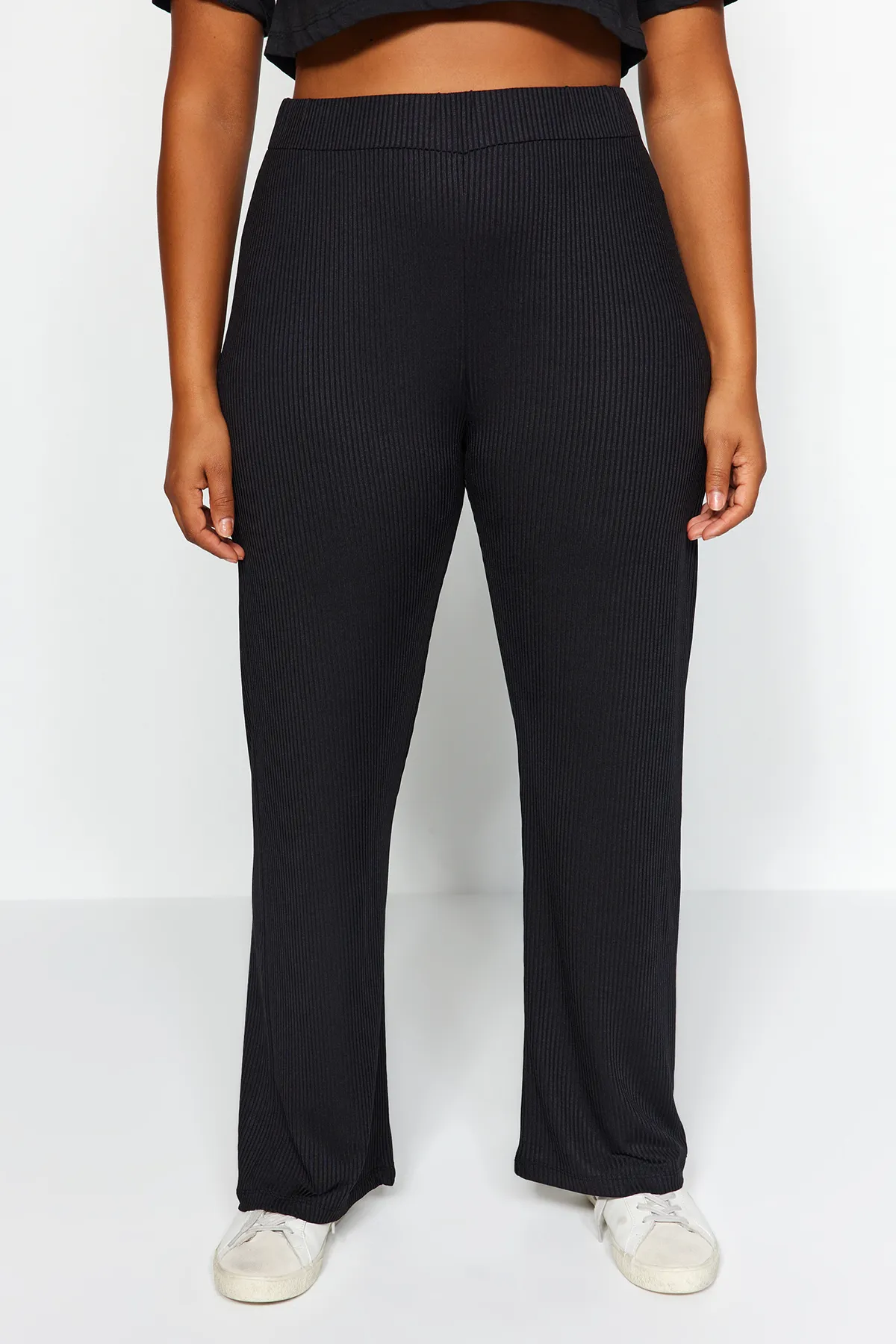 Trendyol Curve  Schwarze, weit geschnittene Strickhose TBSSS23AR00003