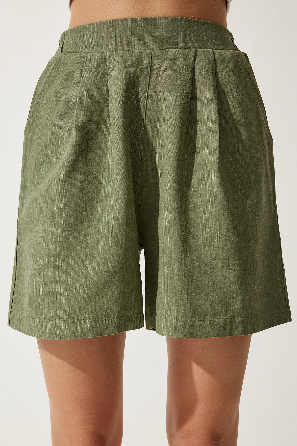 Happiness İstanbul  Khakifarbene Shorts aus gewebtem Leinen mit Taschen für Damen MC00276