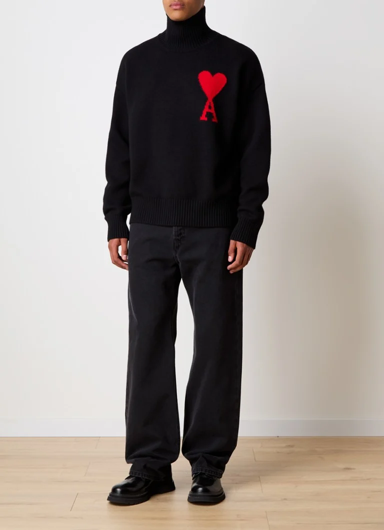 Maglione a collo alto in maglia fine AMI Paris, realizzato in lana vergine con logo lavorato a maglia.
