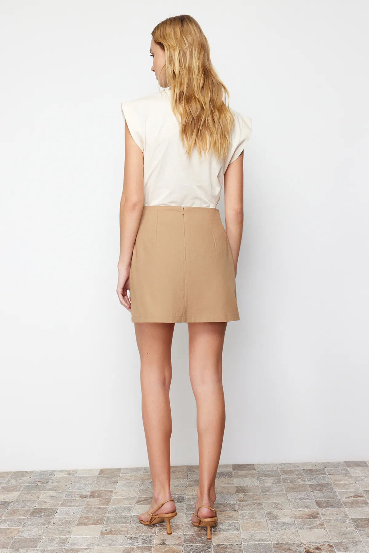Trendyol Collection  Nerzfarbener Minirock in A-Linie mit hoher Taille - Gewebt, TWOSS22ET0136