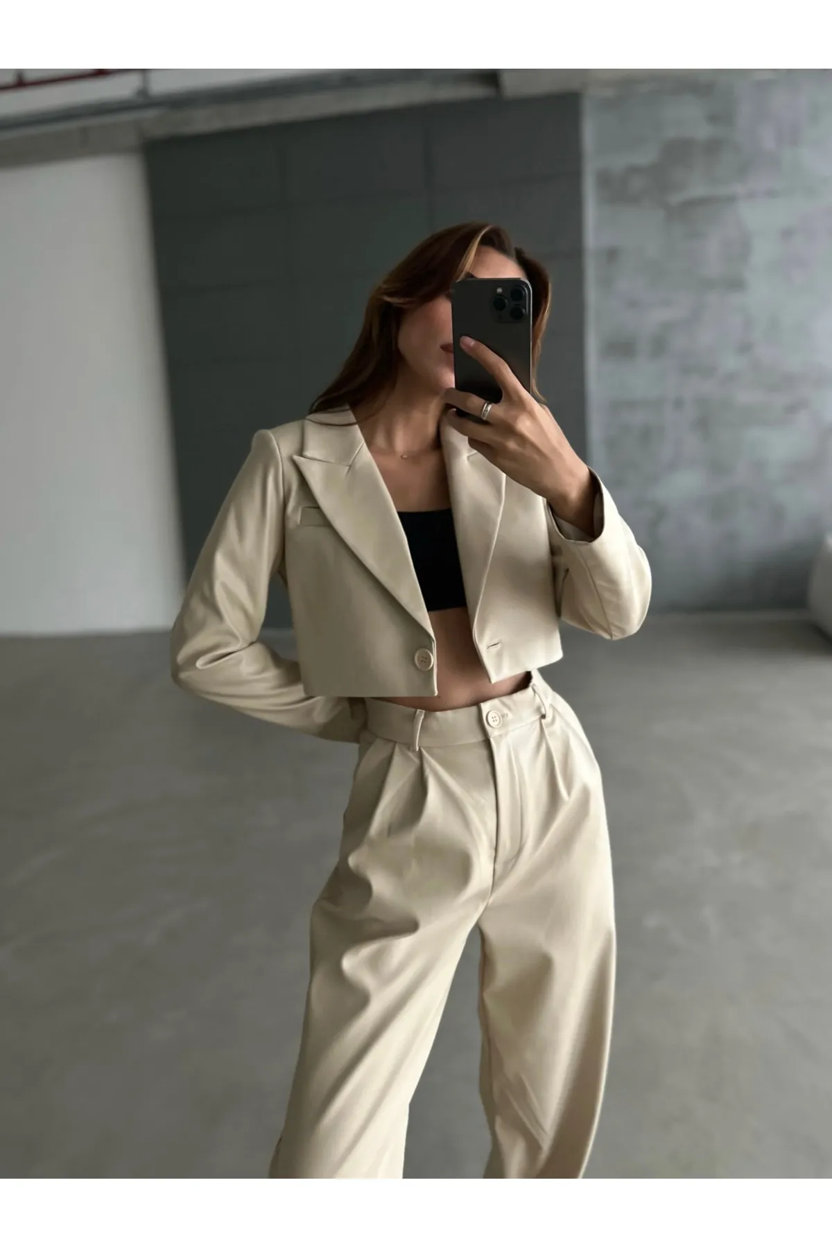 Laluvia  Cremefarbenes, kurz geschnittenes Leder-Blazer-, Jacken- und Hose-Set mit einem Knopf