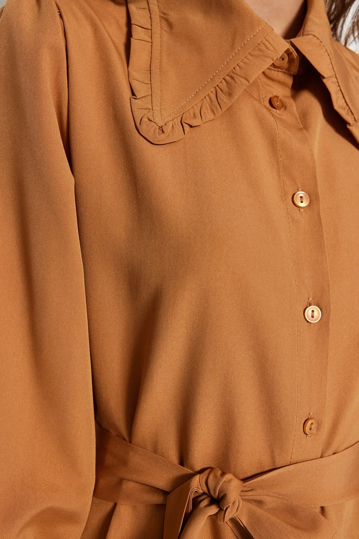 Trendyol Modest  Braunes gewebtes Kleid mit Gürtelkragen und Detail TCTSS23EB00376