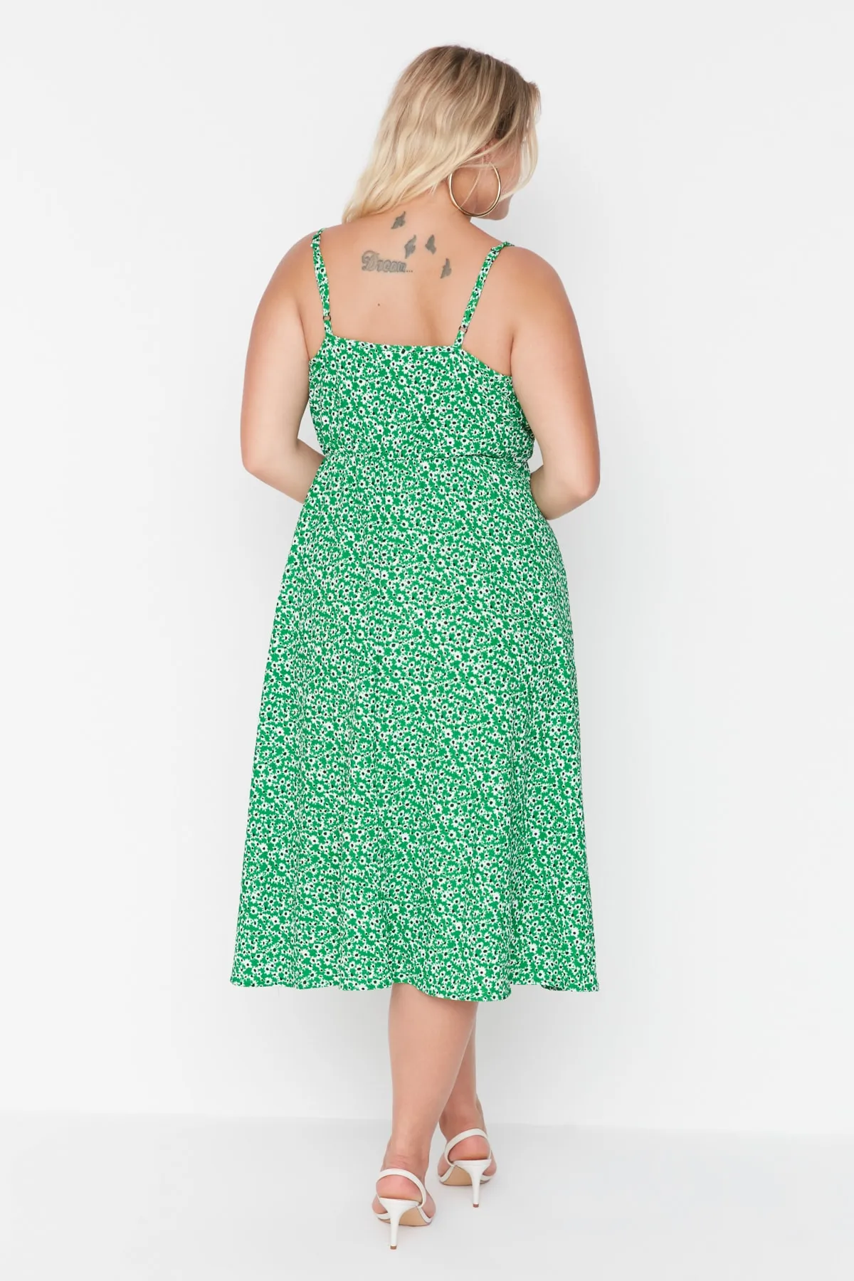 Trendyol Curve  Grünes A-Linien-Strickkleid mit zweireihigem Kragen und Blumenmuster TBBSS22AH00051