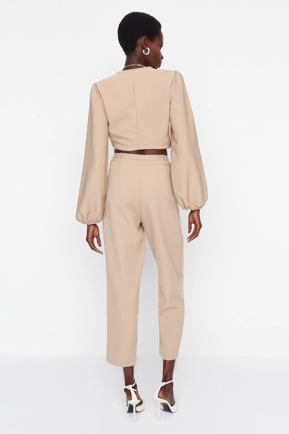 Trendyol Collection  Nerzfarbene Webhose mit Gürtel TWOAW23PL00224