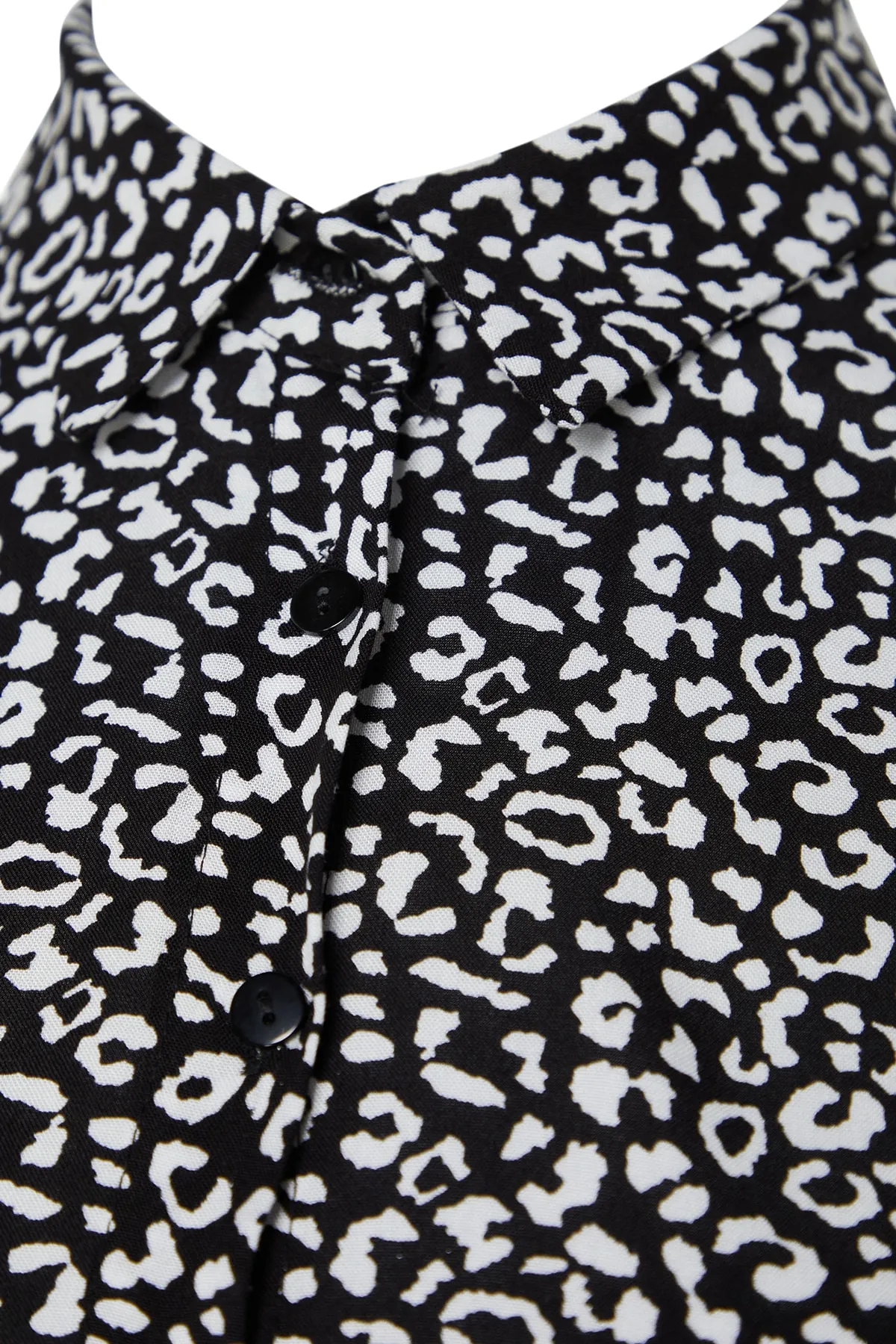Trendyol Curve  Schwarzes, gemustertes, gewebtes Hemdblusenkleid mit Knöpfen vorne TBBSS22EL1607