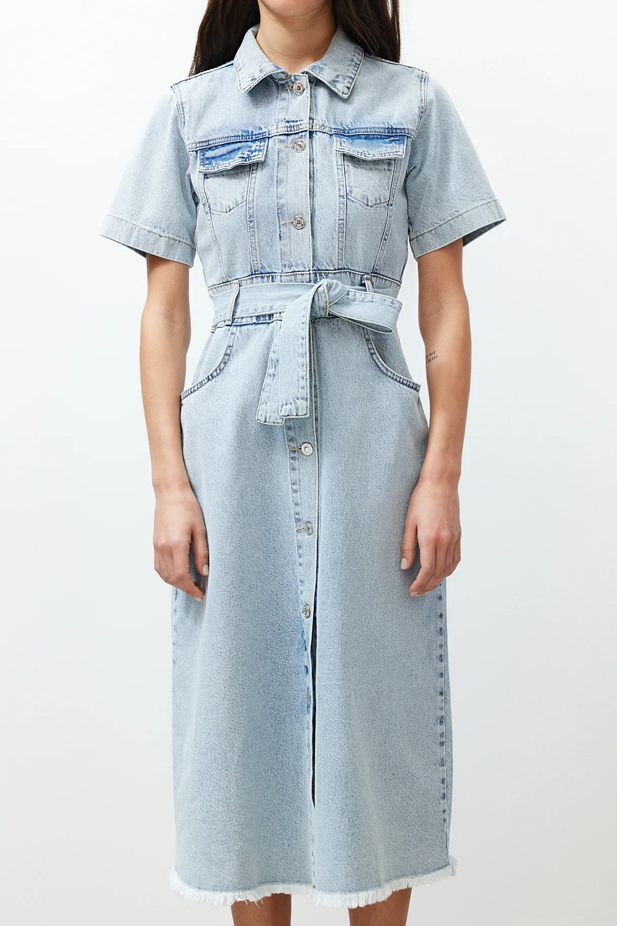 Trendyol Collection  Blaues Maxi-Jeanskleid mit Gürtel TWOSS24EL00377