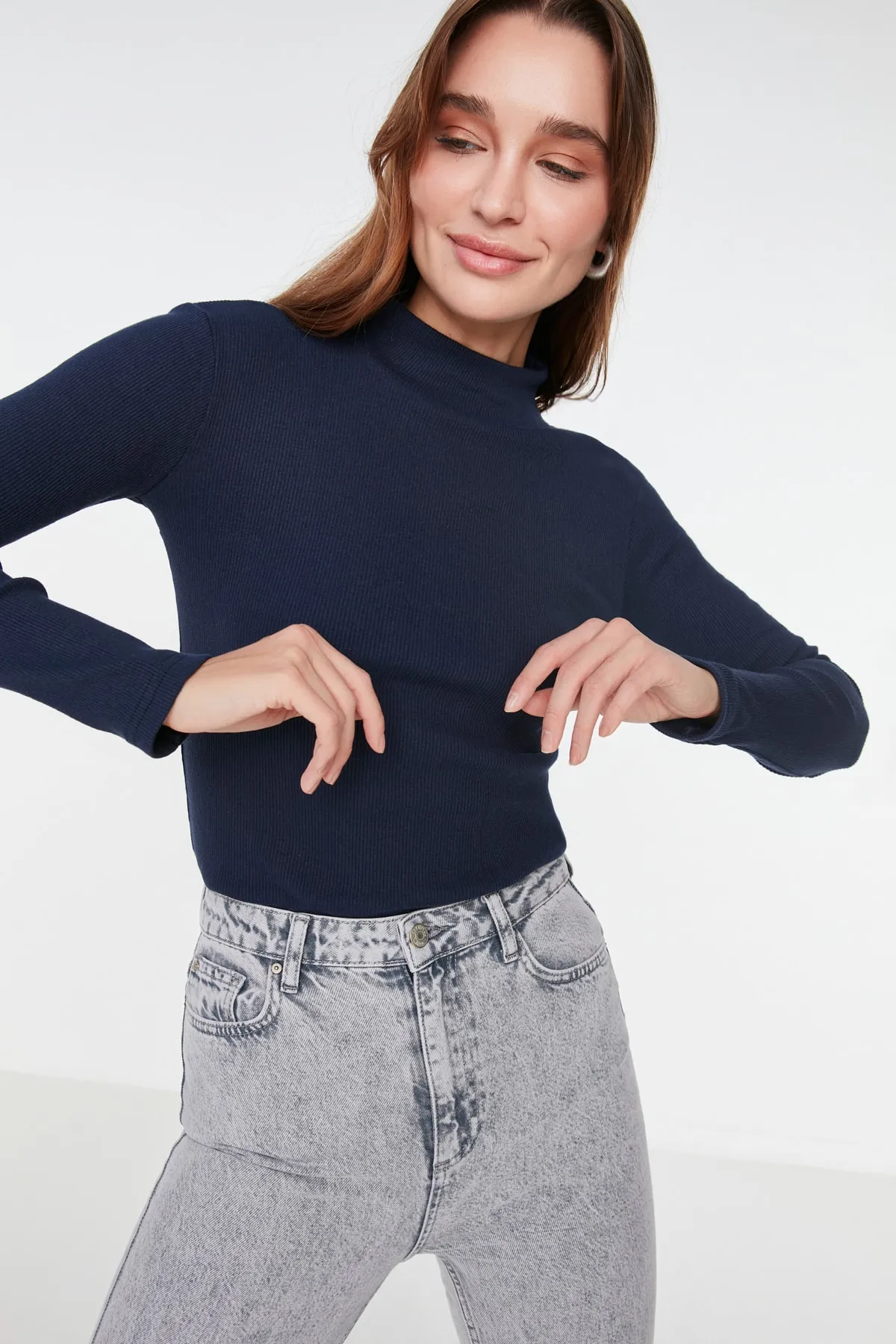 Trendyol Collection  Marineblaue, taillierte, langärmlige, gerippte, dehnbare Strickbluse mit hohem Kragen TWOAW21BZ0423