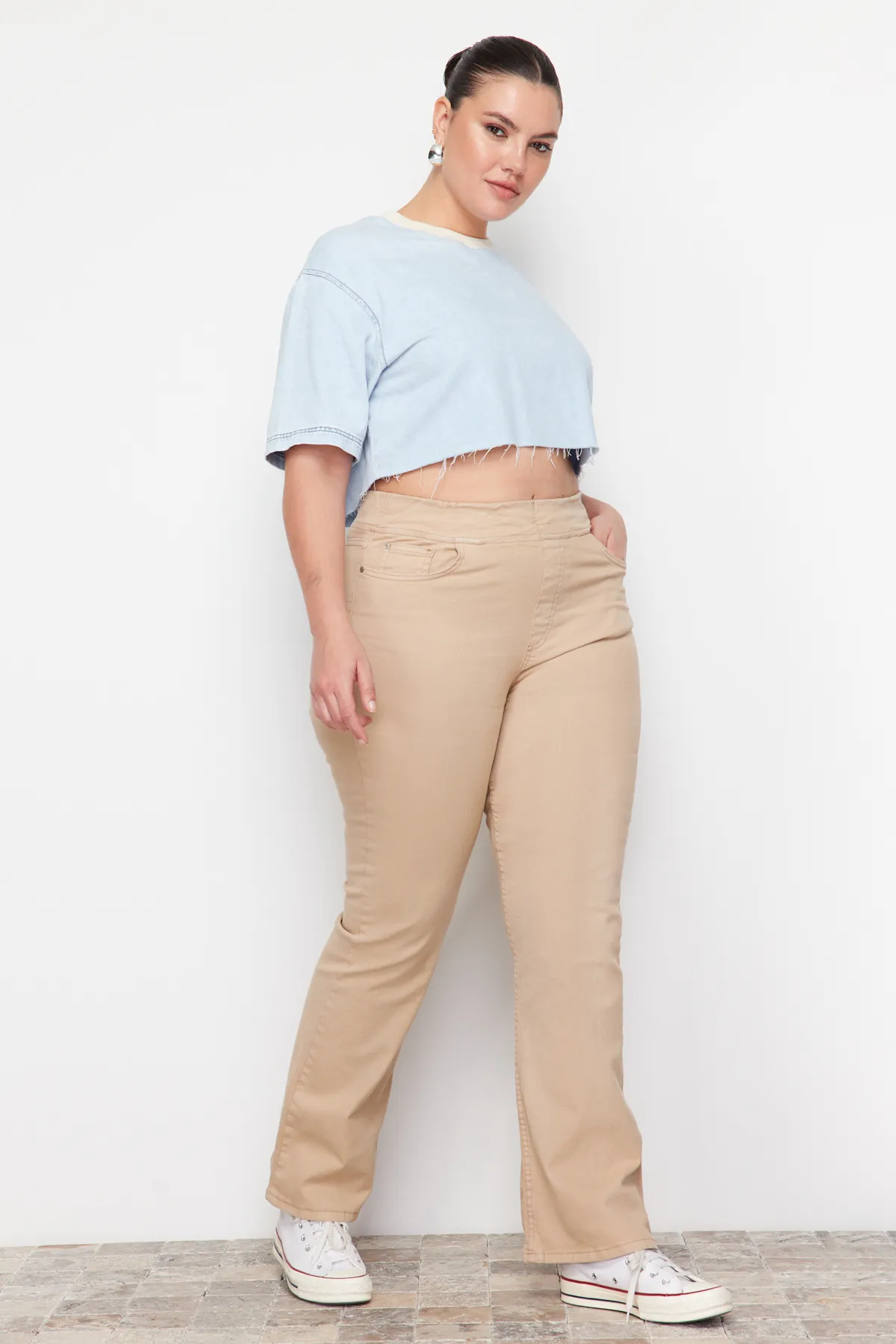 Trendyol Curve  Beigefarbene Jeans mit spanischem Bein und elastischem Bund TBBAW23CJ00060