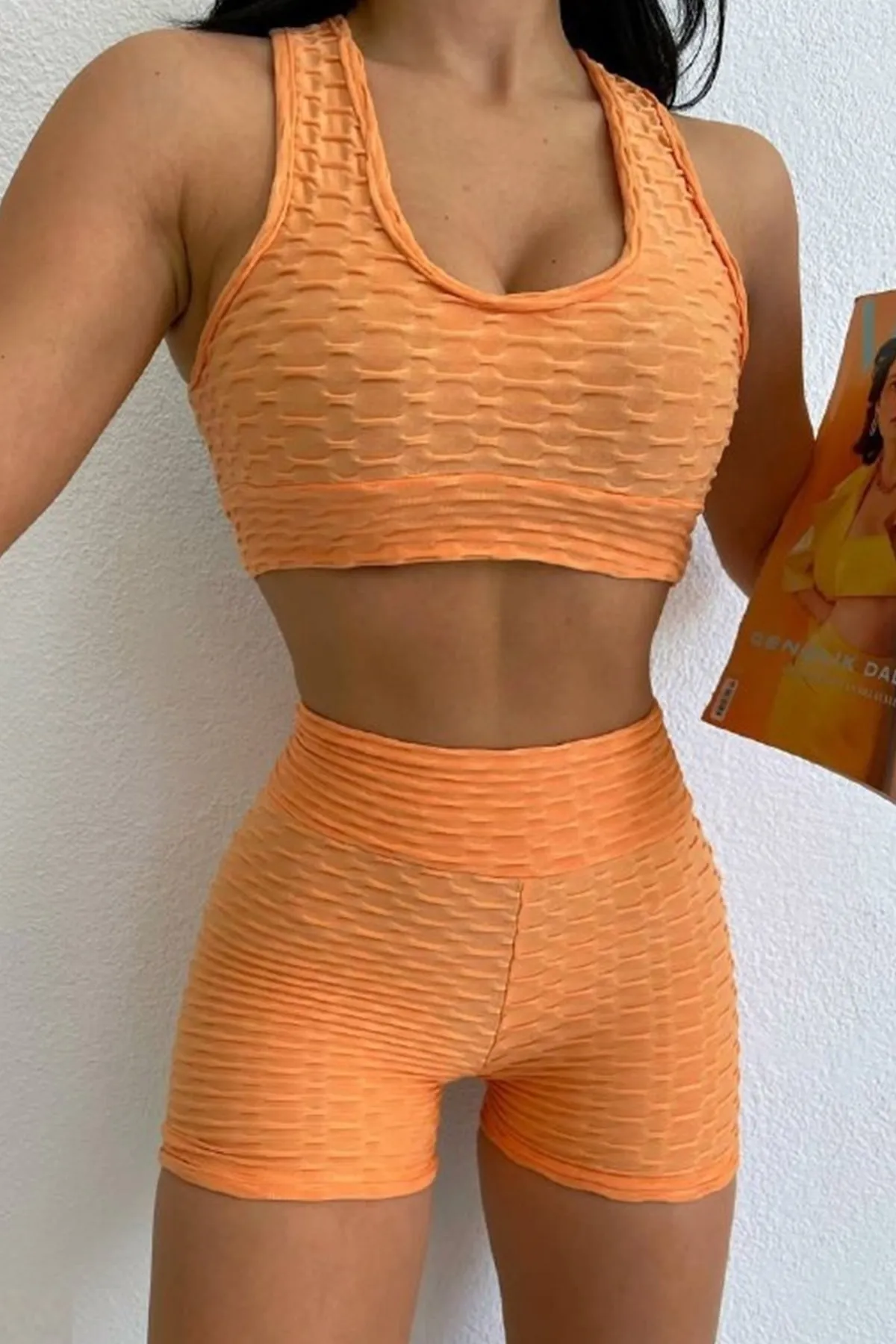 lovebox  Orangefarbenes Set aus kurzer Bluse und Shorts mit gekreuzten Streifen für Damen, 1252